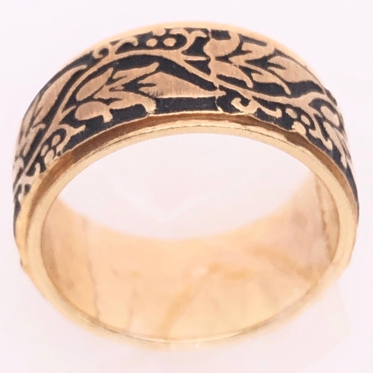 Contemporary 14 Karat Yellow Gold Continuous Etched Floral Wedding Band / Wedding Ring For Sale