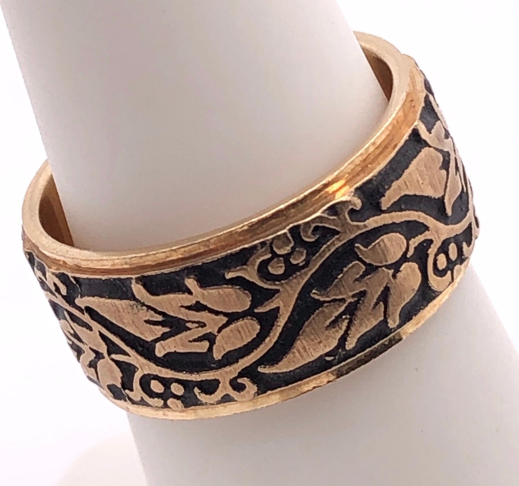 14 Karat Yellow Gold Continuous Etched Floral Wedding Band / Wedding Ring In Good Condition For Sale In Stamford, CT