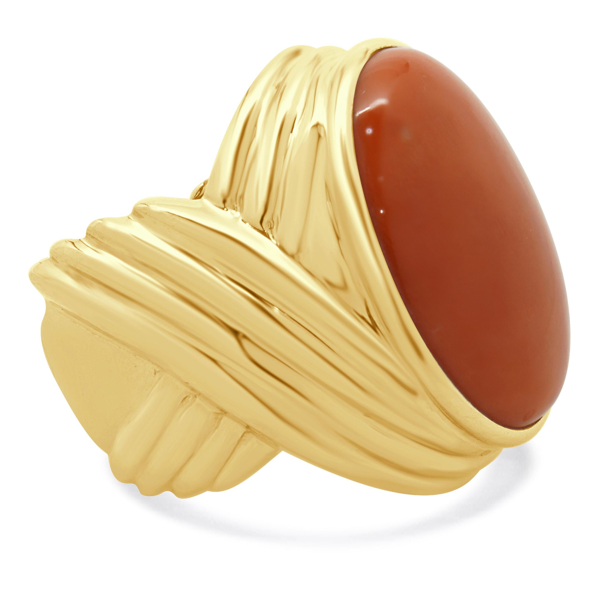 Anello con corallo cabochon in oro giallo 14 carati In condizioni ottime in vendita a Scottsdale, AZ