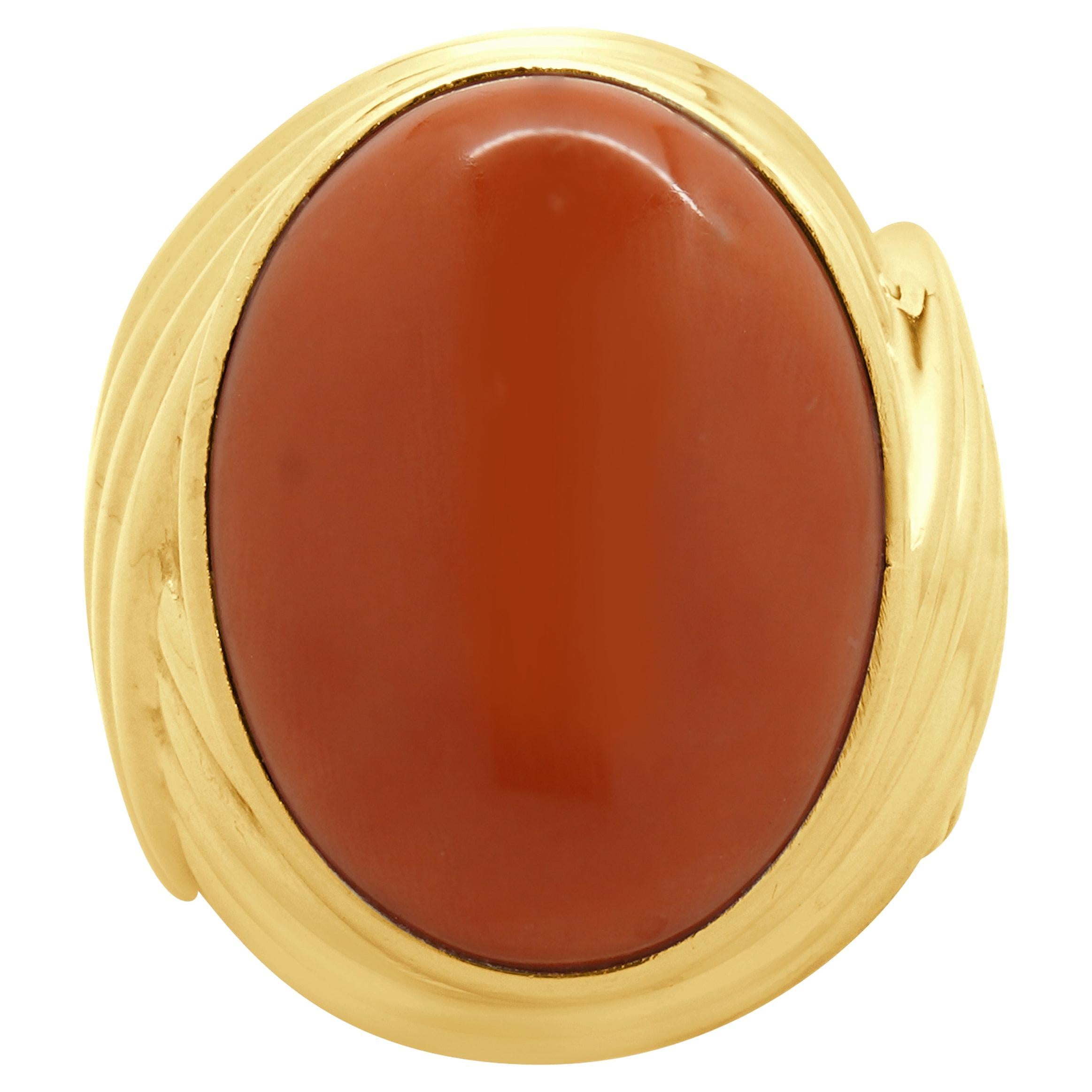 Anello con corallo cabochon in oro giallo 14 carati in vendita