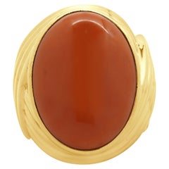 Anello con corallo cabochon in oro giallo 14 carati