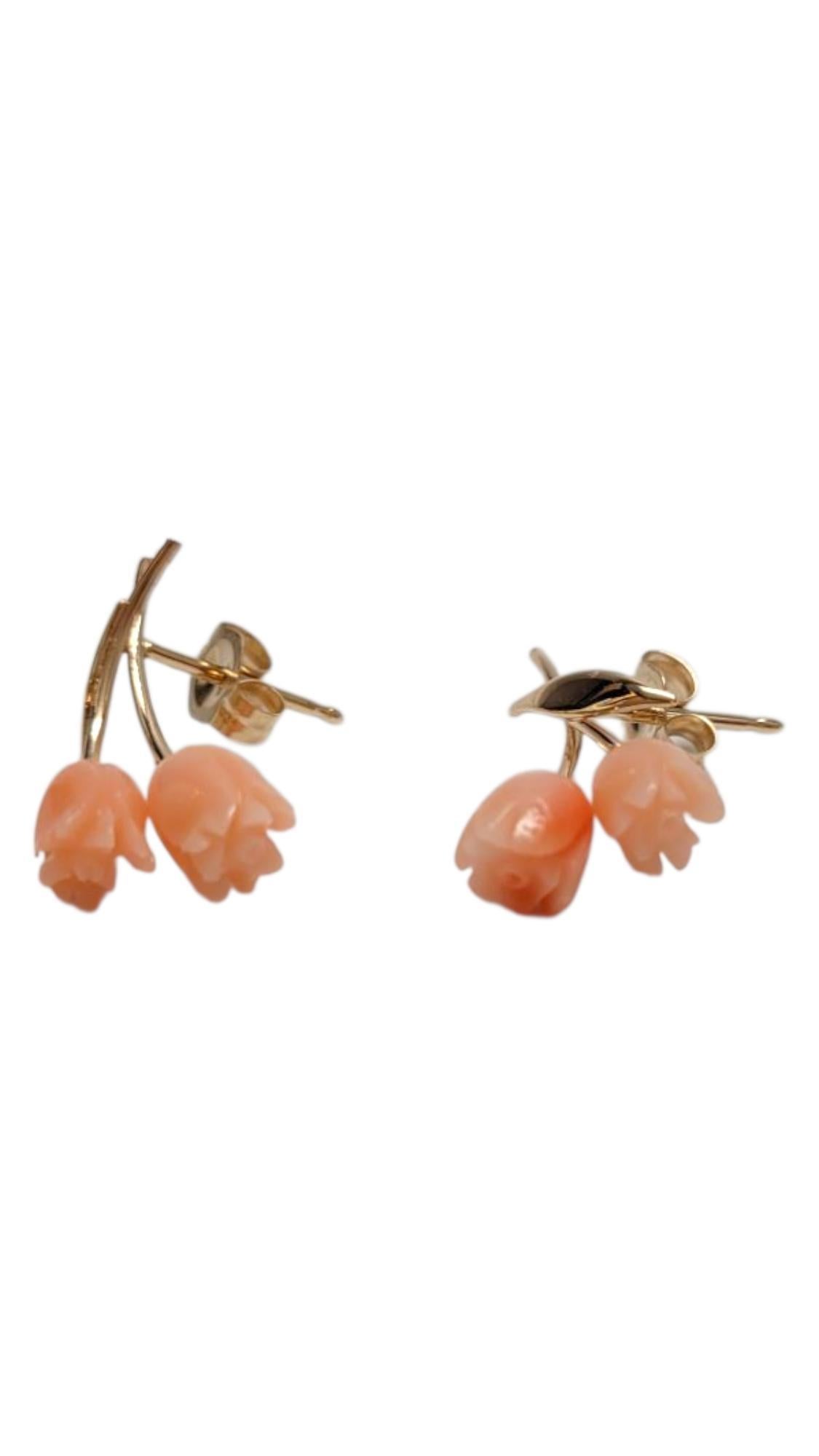 Boucles d'oreilles fleurs de corail en or jaune 14 carats

Ces boucles d'oreilles fleurent bon le charme de l'or et les vibrations du corail ! Cette pièce présente un délicat motif floral méticuleusement détaillé en or jaune 14 carats.

Taille :