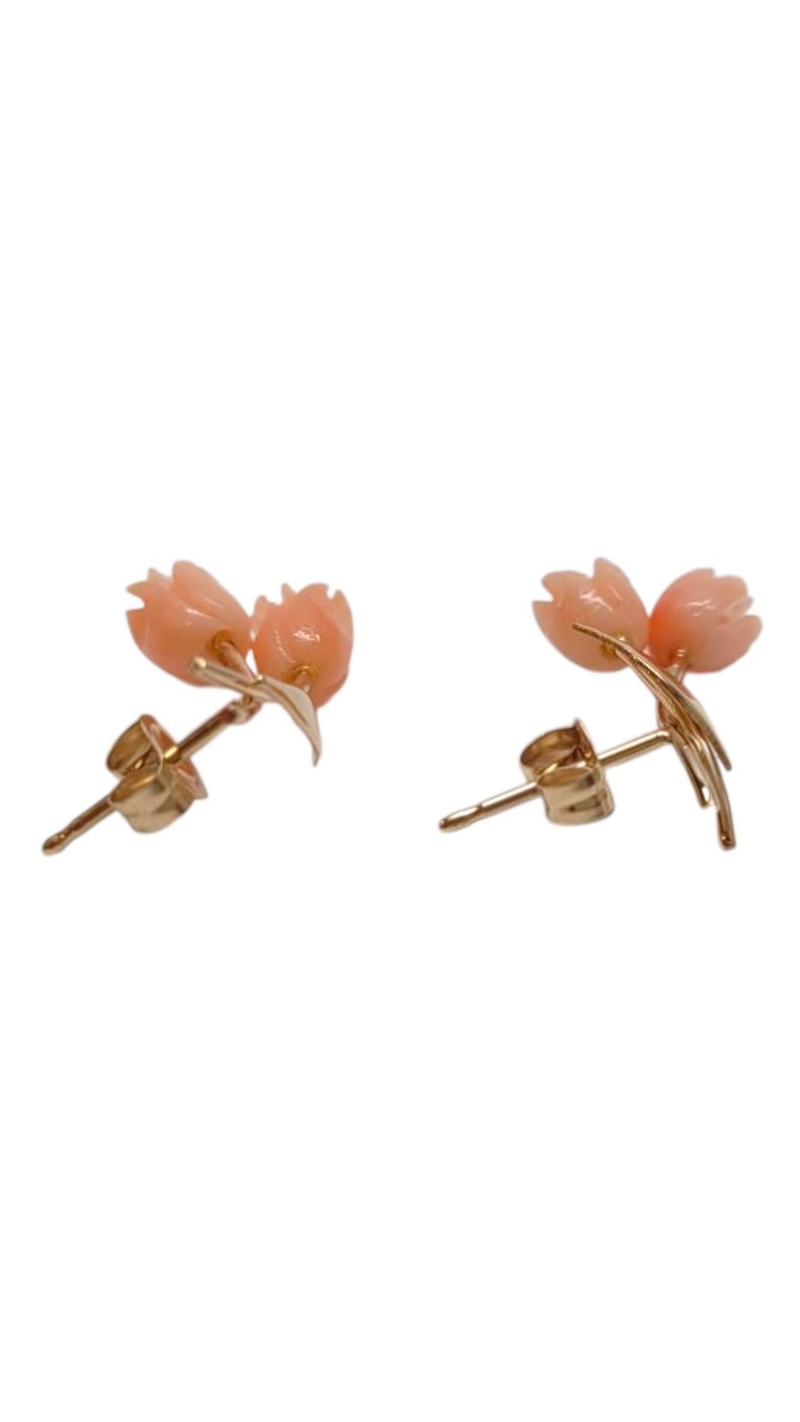 Boucles d'oreilles en or jaune 14 carats avec fleur de corail #21940 Bon état - En vente à Washington Depot, CT