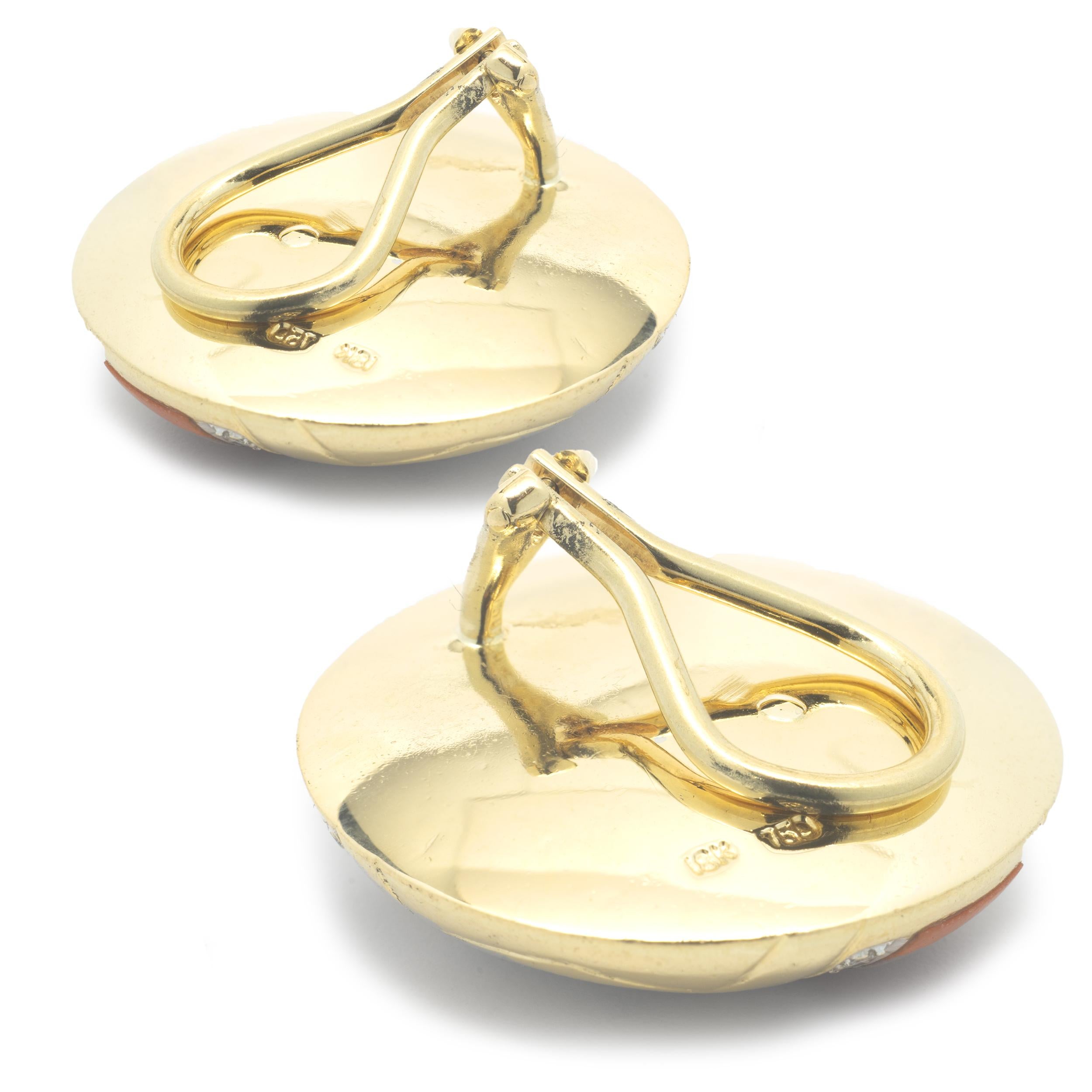 Taille ronde Boucles d'oreilles en or jaune 18 carats avec disques en corail, nacre, lapis et diamants en vente