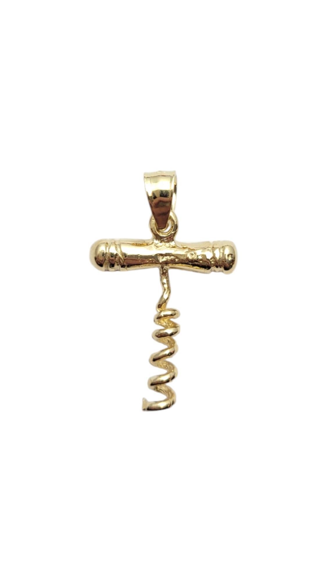 Pendentif tire-bouchon en or jaune 14K

Ce pendentif tire-bouchon en or jaune 14 carats allie l'élégance à une touche d'amusement. Fabriqué de manière experte avec de fins détails, le pendentif imite la forme d'un tire-bouchon dans un design épuré