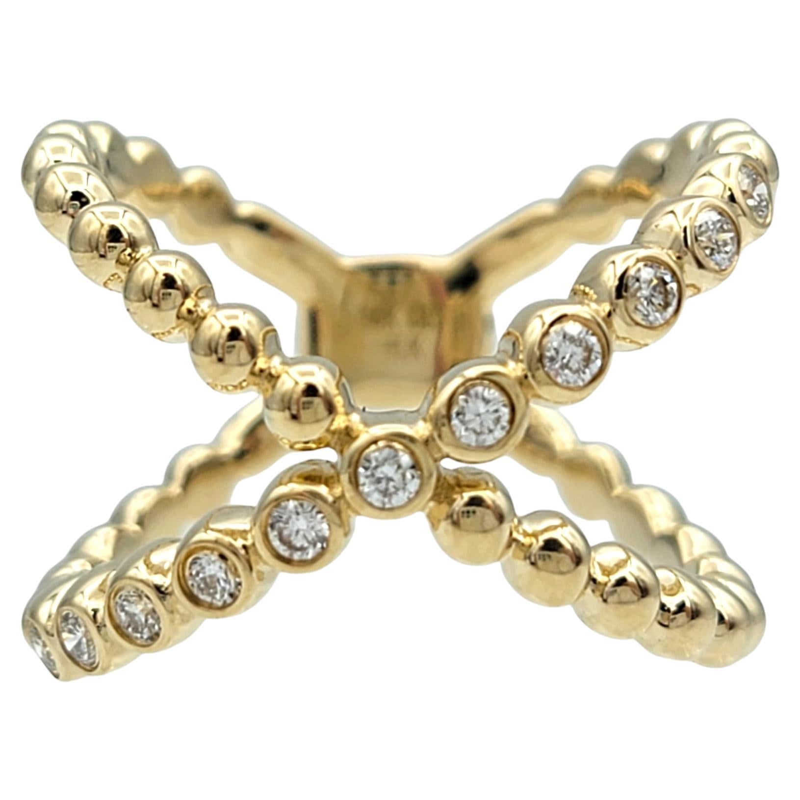 Taille de l'anneau : 7.25 

Enveloppez votre doigt d'un mélange parfait d'éclat et de fantaisie avec cette bague croisée étincelante. Réalisés en or jaune 14 carats, deux délicats anneaux s'entrelacent, l'un bordé de diamants ronds sertis en chaton
