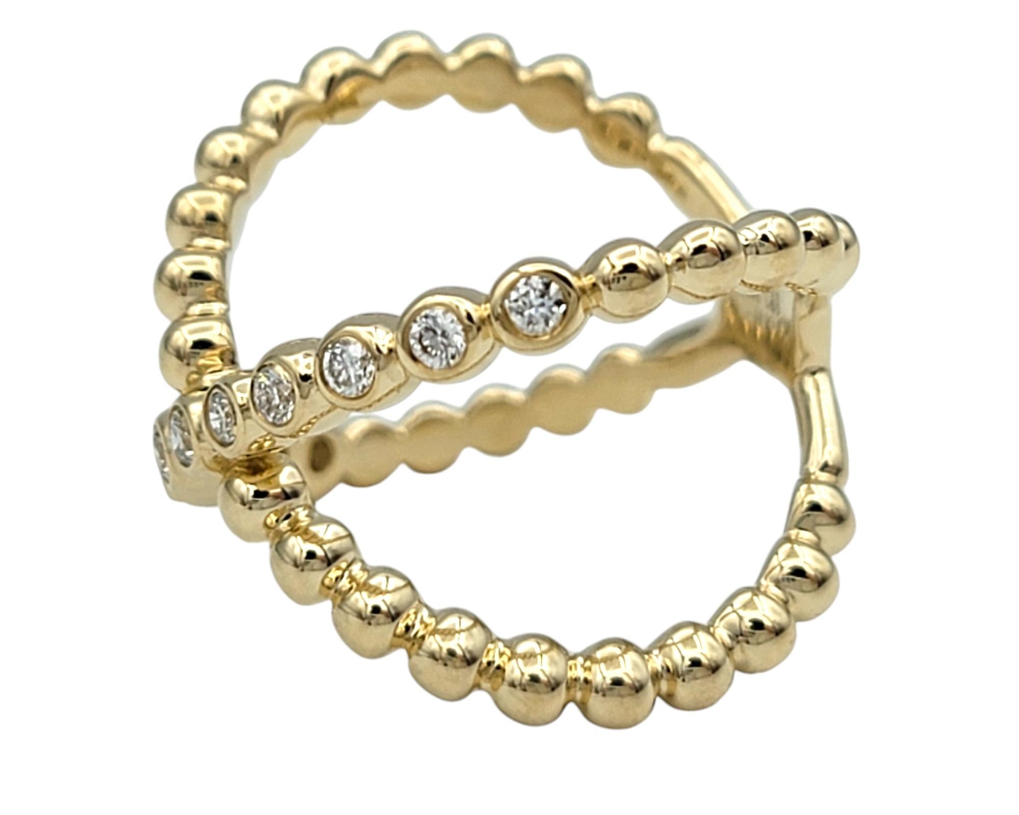 Contemporain Bague à bulles croisée en or jaune 14 carats avec diamants ronds sertis sur le chaton en vente