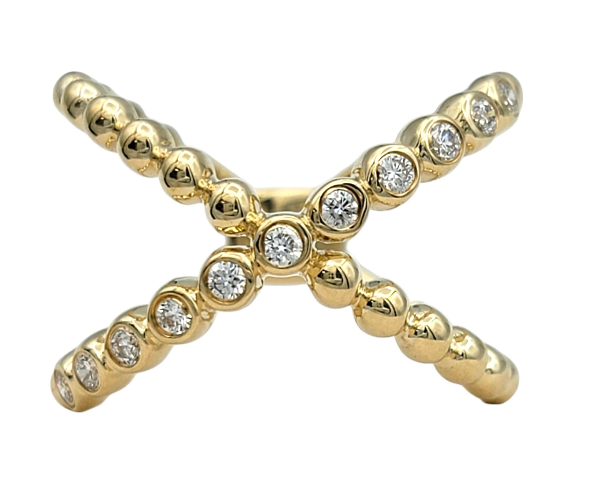 Taille ronde Bague à bulles croisée en or jaune 14 carats avec diamants ronds sertis sur le chaton en vente