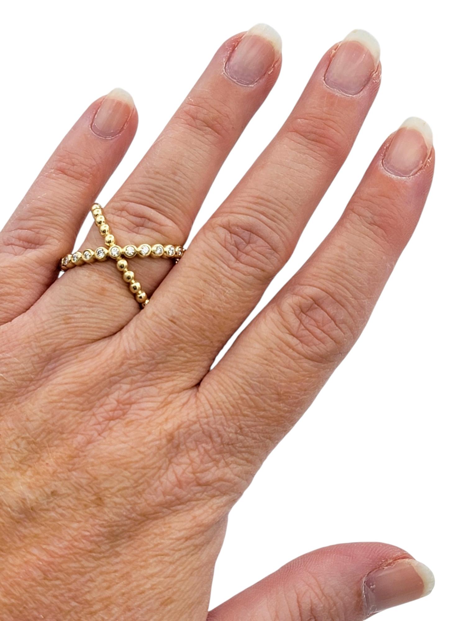 Bague à bulles croisée en or jaune 14 carats avec diamants ronds sertis sur le chaton en vente 1