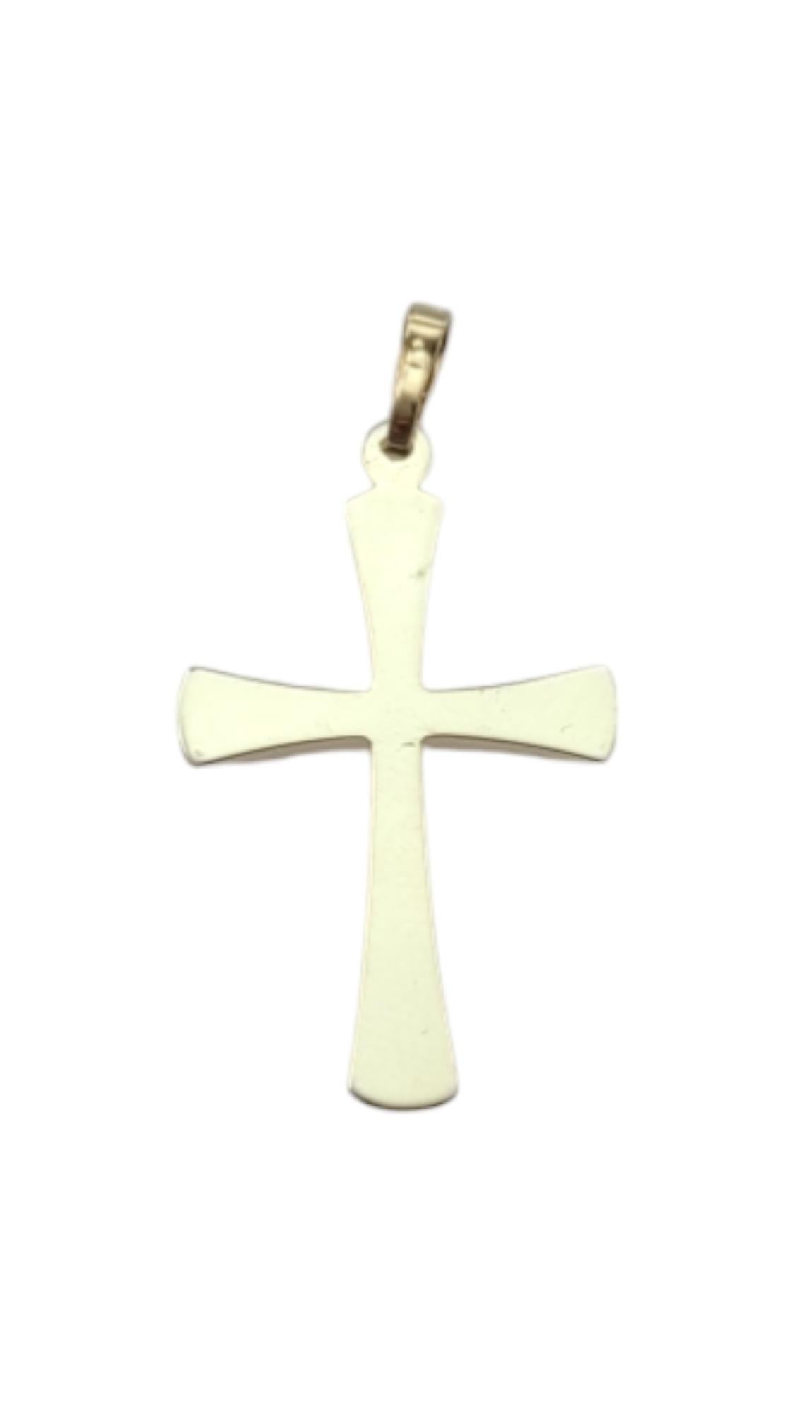 Breloque Croix en or jaune 14K

Cette breloque en forme de croix en or jaune 14 carats présente un design classique et intemporel, symbolisant la foi et la dévotion. Parfaite pour le quotidien ou les occasions spéciales, cette pièce élégante ajoute