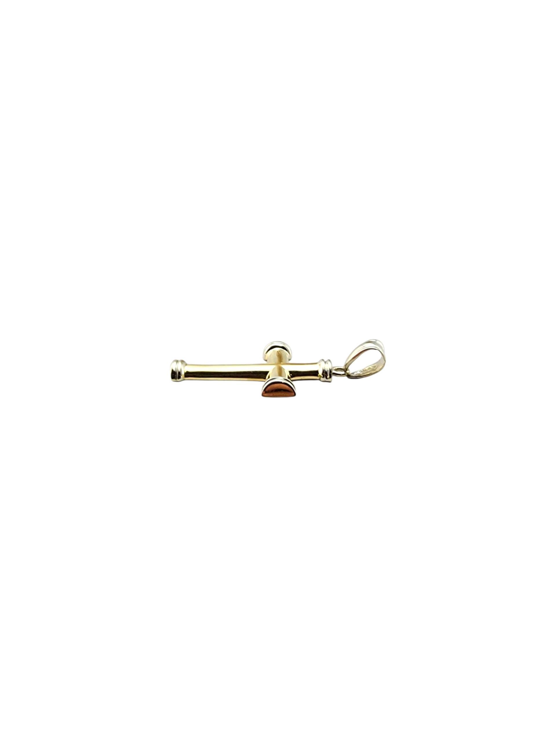 Ciondolo a forma di croce in oro giallo 14 carati

Questo ciondolo a croce in oro giallo 14 carati presenta una finitura lucida e un design classico. Un simbolo senza tempo di fede e devozione, perfetto da indossare su una catenina o da aggiungere a
