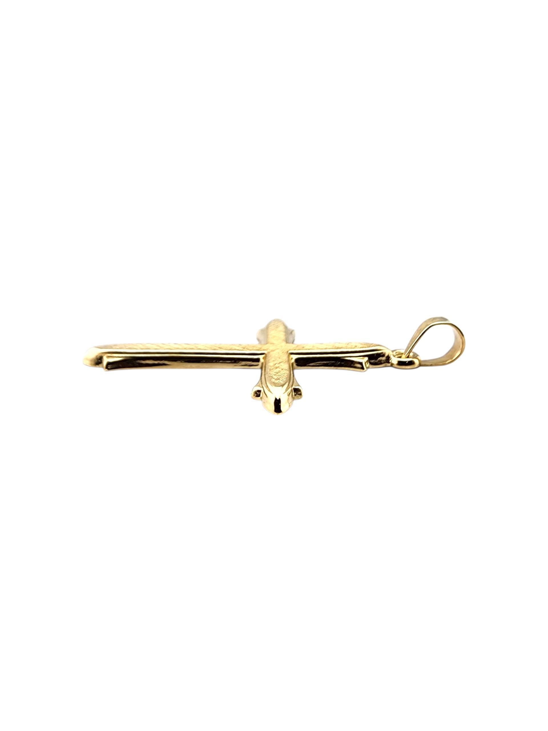 Pendentif croix en or jaune 14k

Ce pendentif croix creux en or jaune 14 carats brille par son élégance simple, un symbole intemporel de foi et de style qui convient à toute collection de bijoux.

Poinçon : 14k

Poids : 0,9 g/ 0,6 dwt.

Taille :