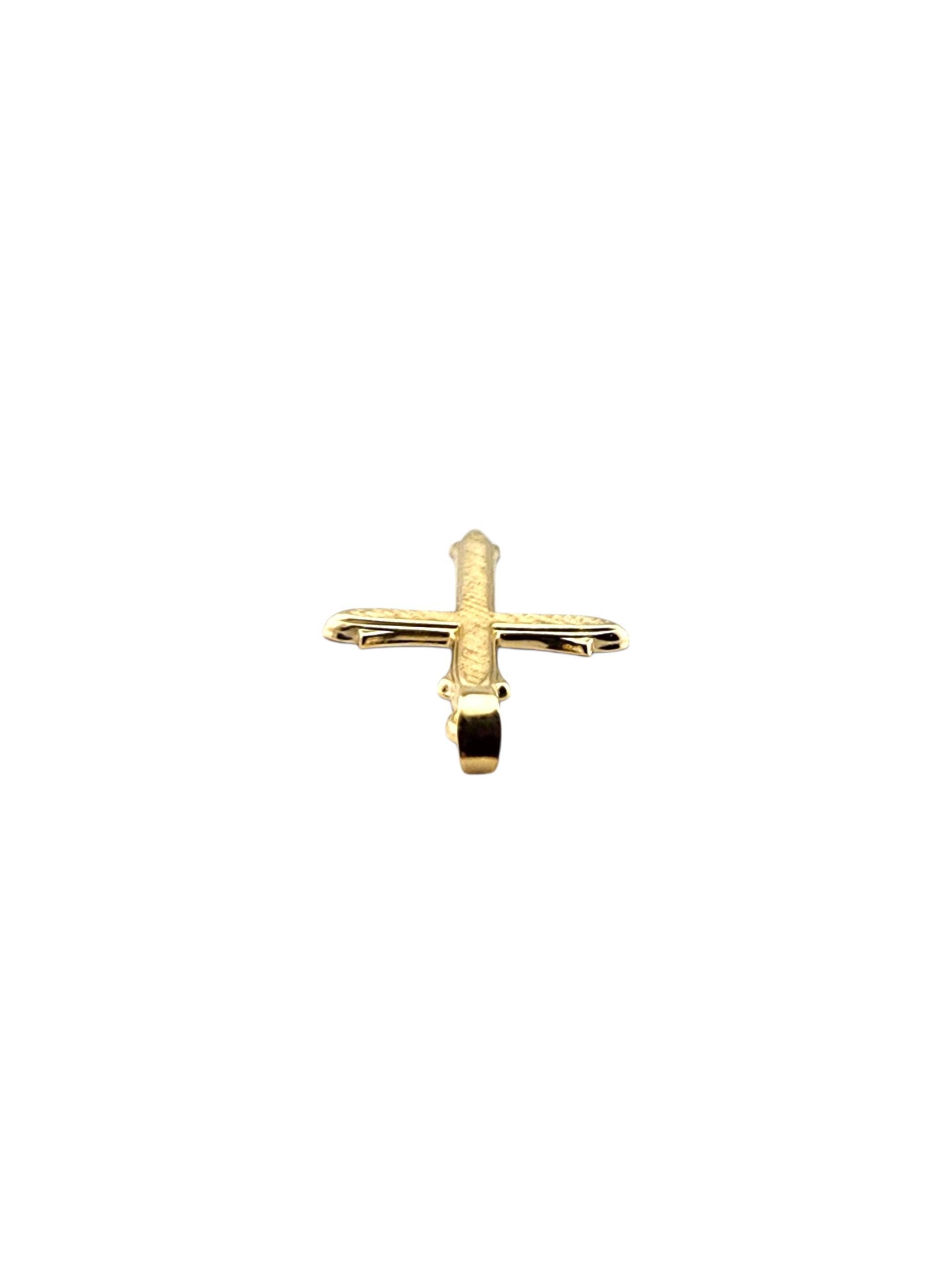 Pendentif croix en or jaune 14 carats #23163 Pour femmes en vente