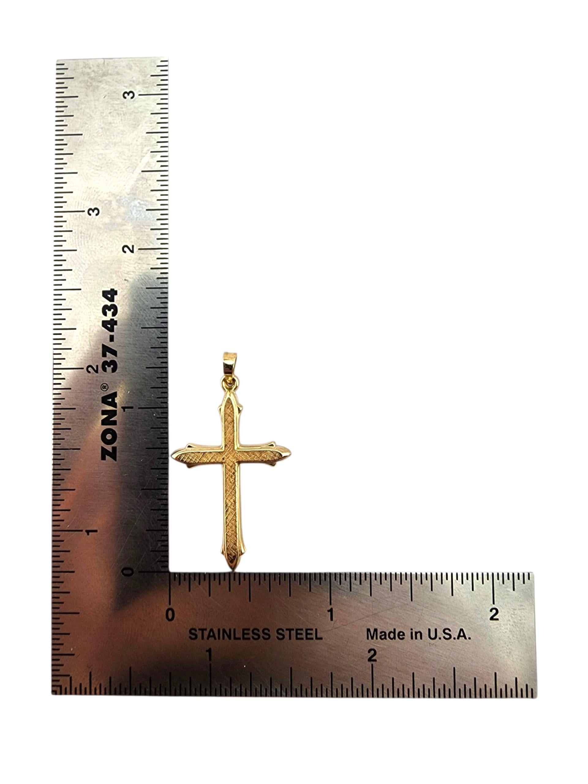 Pendentif croix en or jaune 14 carats #23163 en vente 3