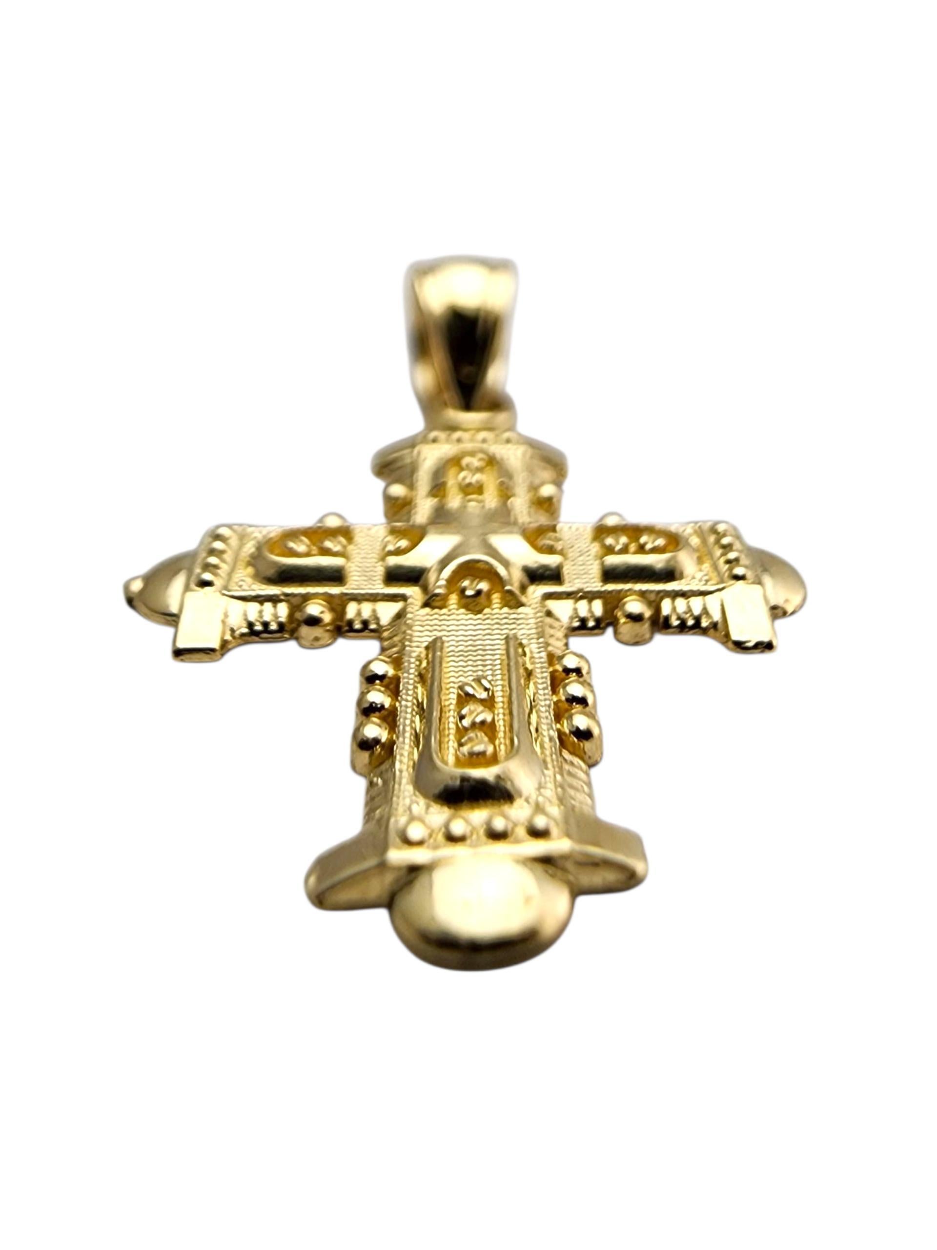 Pendentif croix en or jaune 14 carats -

Ce pendentif croix en or jaune 14 carats présente un design classique et intemporel, symbolisant la foi et la dévotion. Sa finition polie lui confère une brillance éclatante, ce qui en fait un objet idéal à