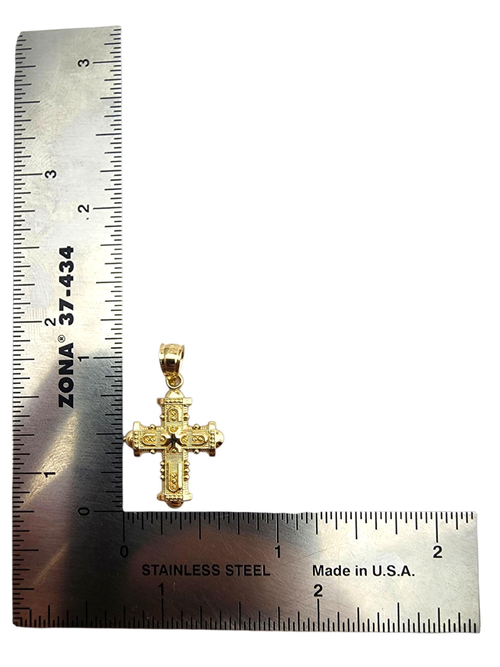 Pendentif croix en or jaune 14 carats #23696 Pour femmes en vente