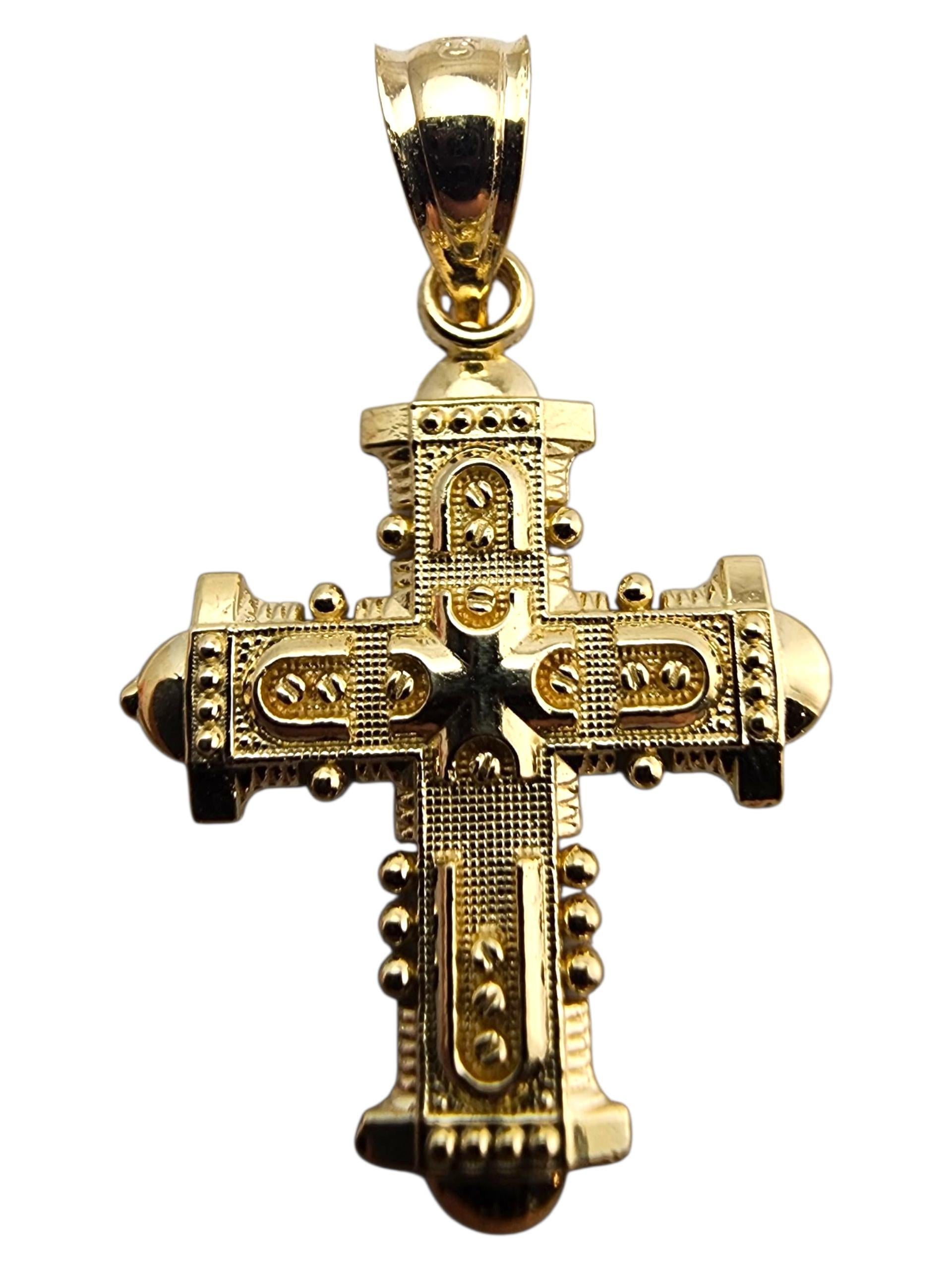 Pendentif croix en or jaune 14 carats #23696 en vente 2