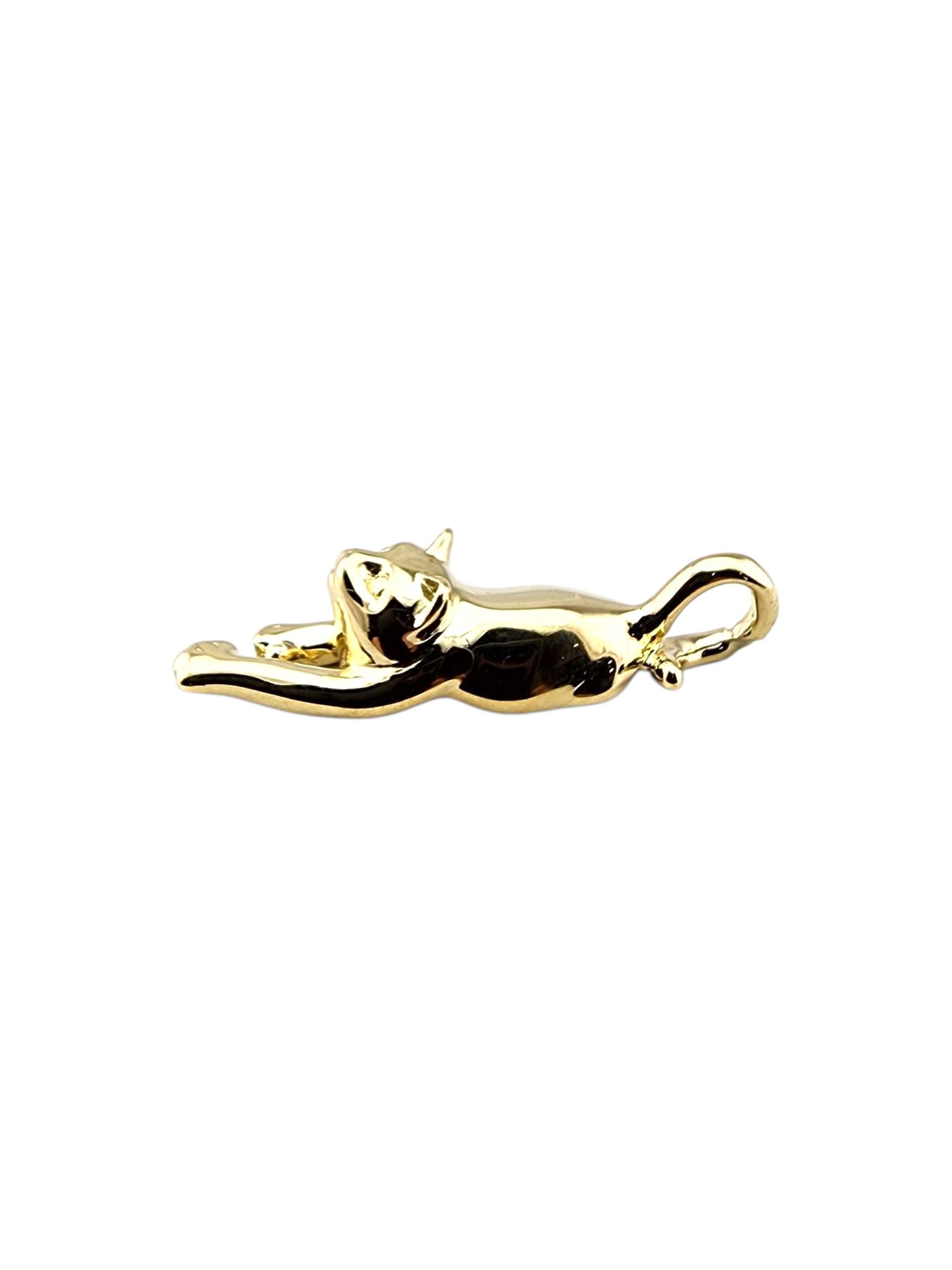 Ciondolo a forma di gatto accovacciato in oro giallo 14 carati.

Questo ciondolo a forma di gatto in oro giallo 14 carati brilla con giocosa eleganza, un pezzo affascinante che cattura la grazia e la curiosità di un amico felino.

Marchio di
