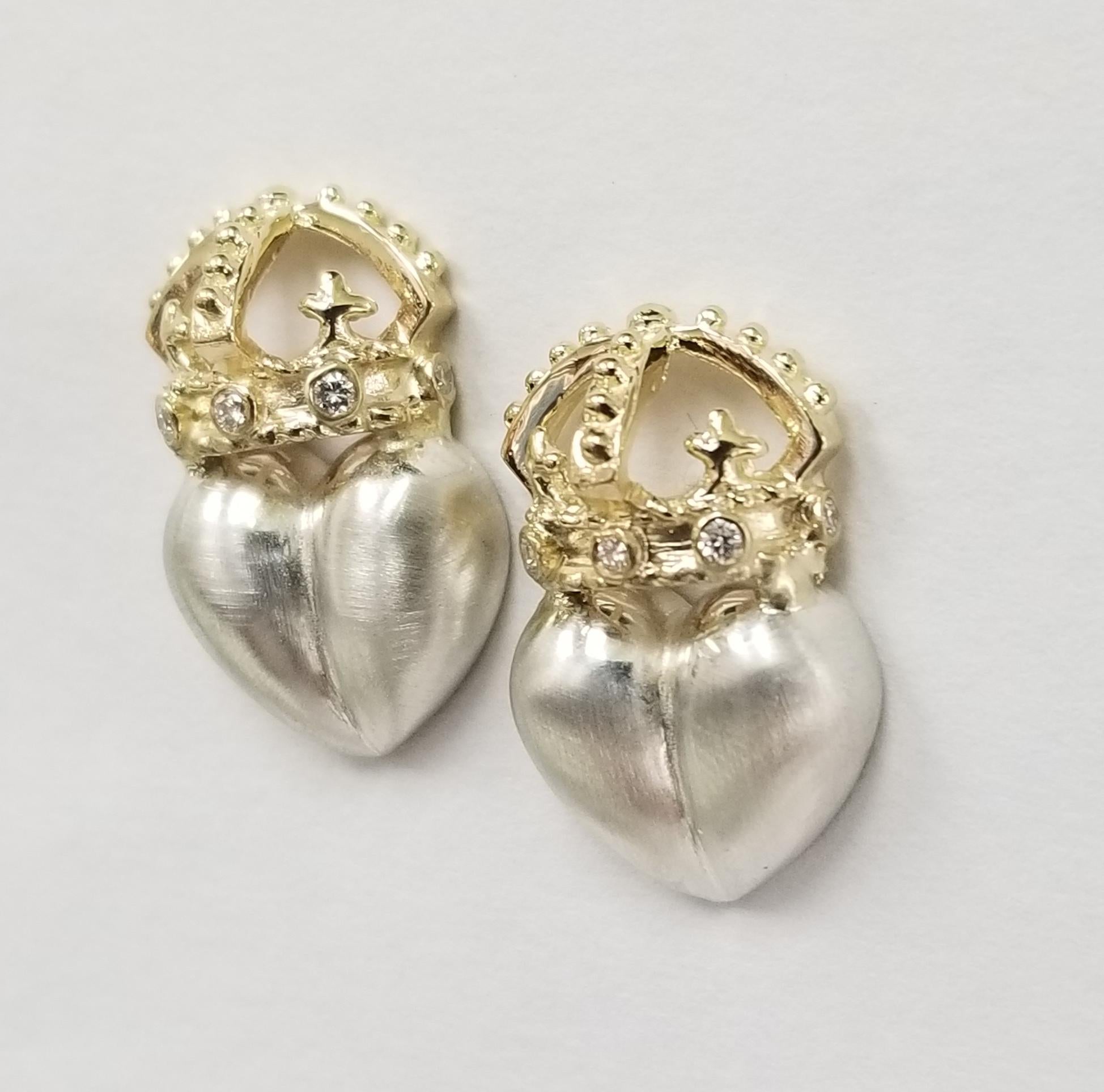 Boucles d'oreilles en or jaune 14k couronne de diamants et cœurs brossés en argent, contenant 10 diamants ronds de pleine taille ; couleur 
