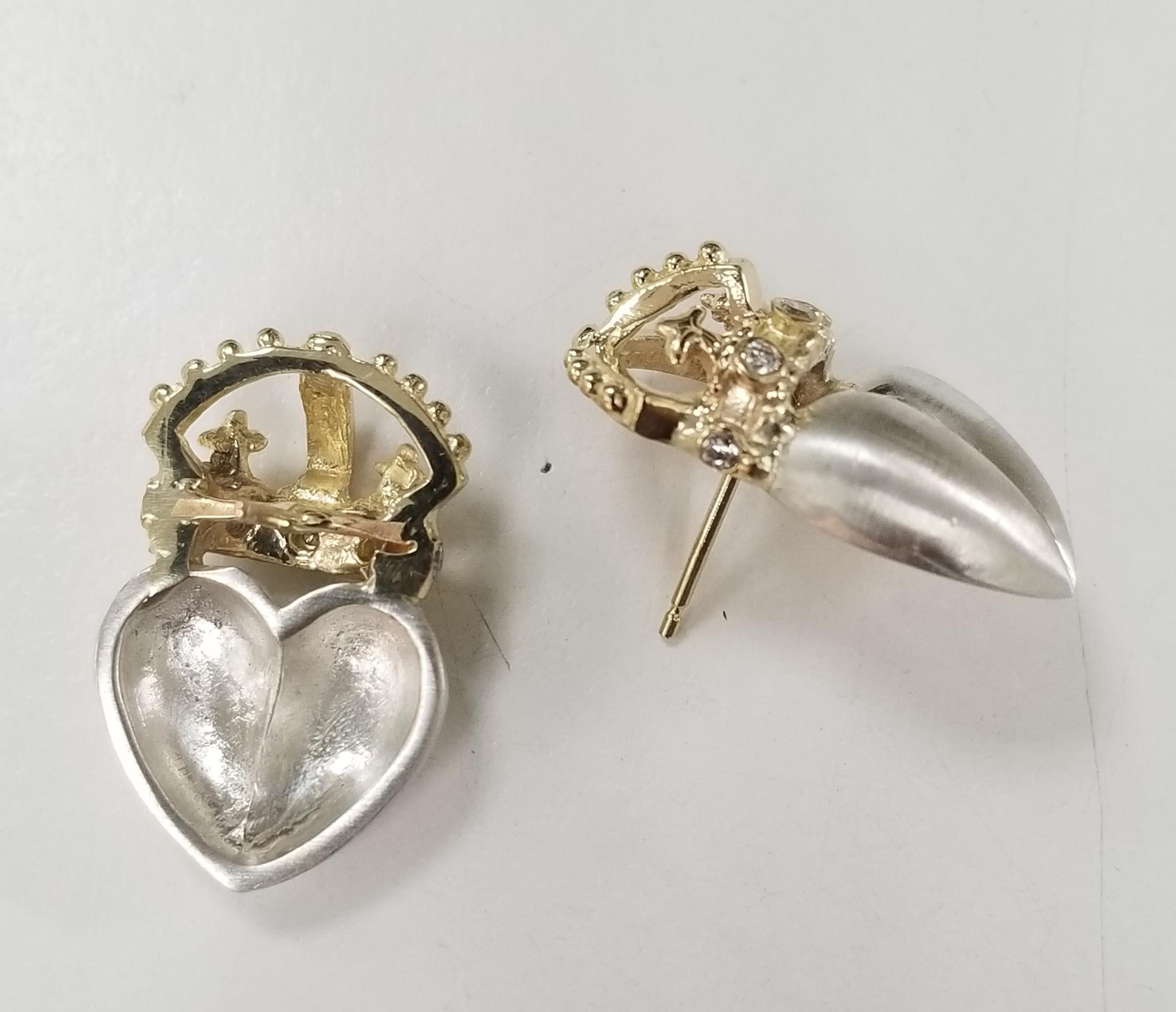Taille ronde Boucles d'oreilles couronne en or jaune 14 carats avec diamants et cœurs en argent brossé en vente