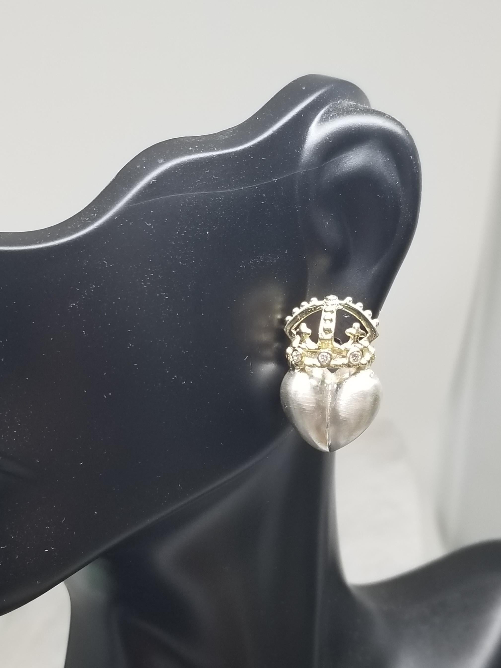 Pendientes Corona de Oro Amarillo de 14 Kilates con Diamantes y Corazones Cepillados de Plata en Nuevo estado para la venta en Los Angeles, CA