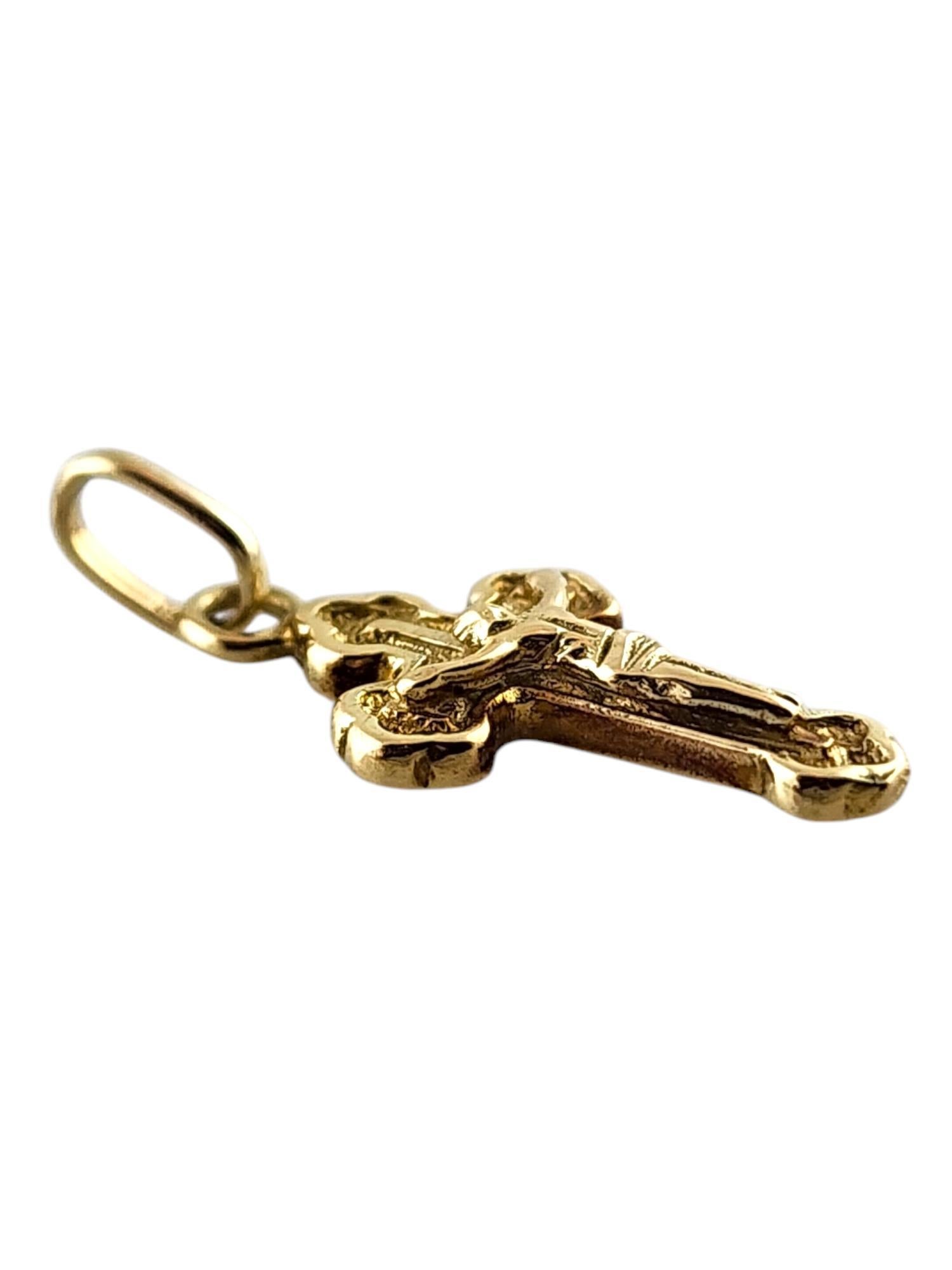 Breloque crucifix en or jaune 14 carats n° 19402 Bon état - En vente à Washington Depot, CT