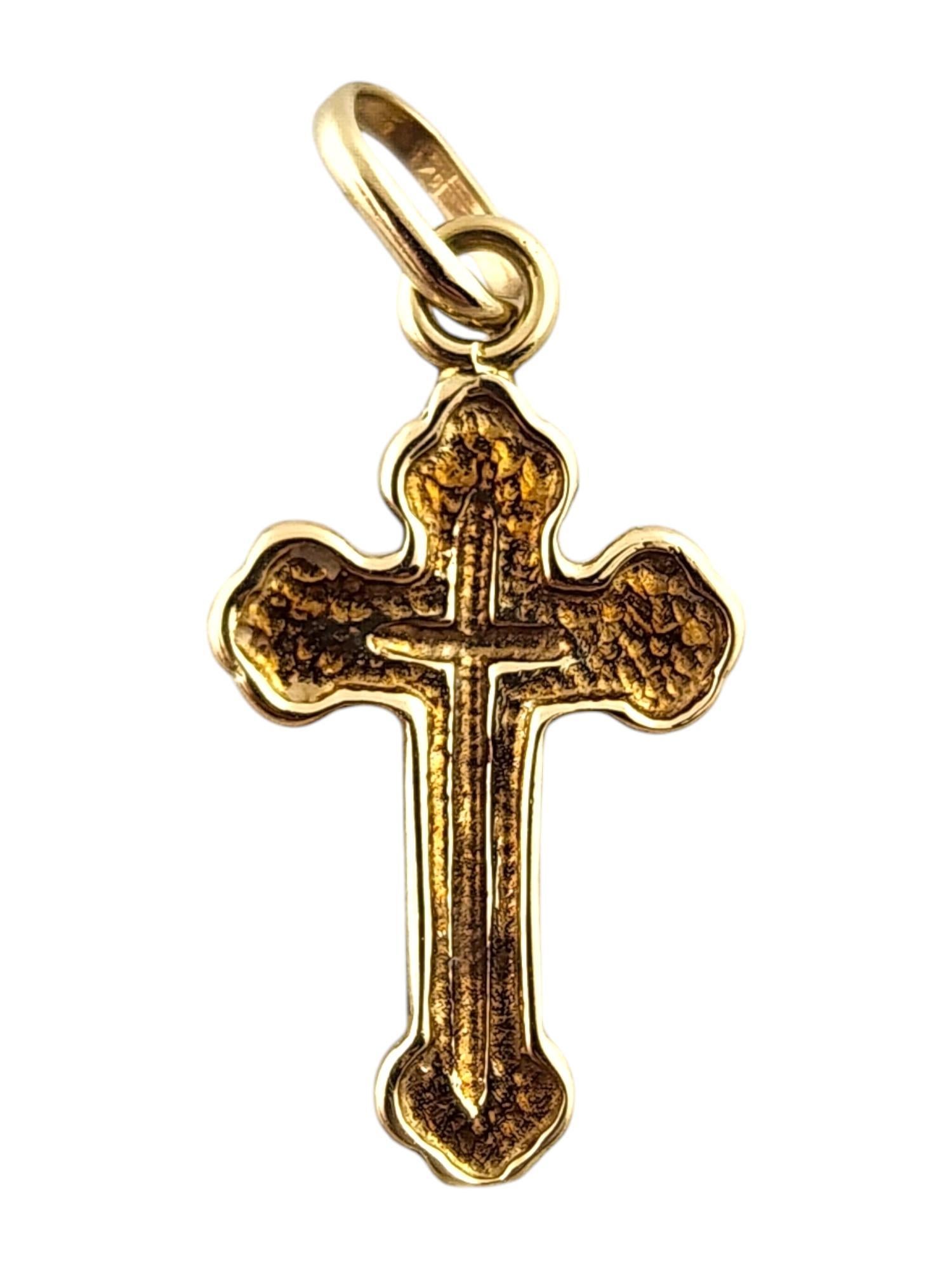 Breloque crucifix en or jaune 14 carats n° 19402 Pour femmes en vente