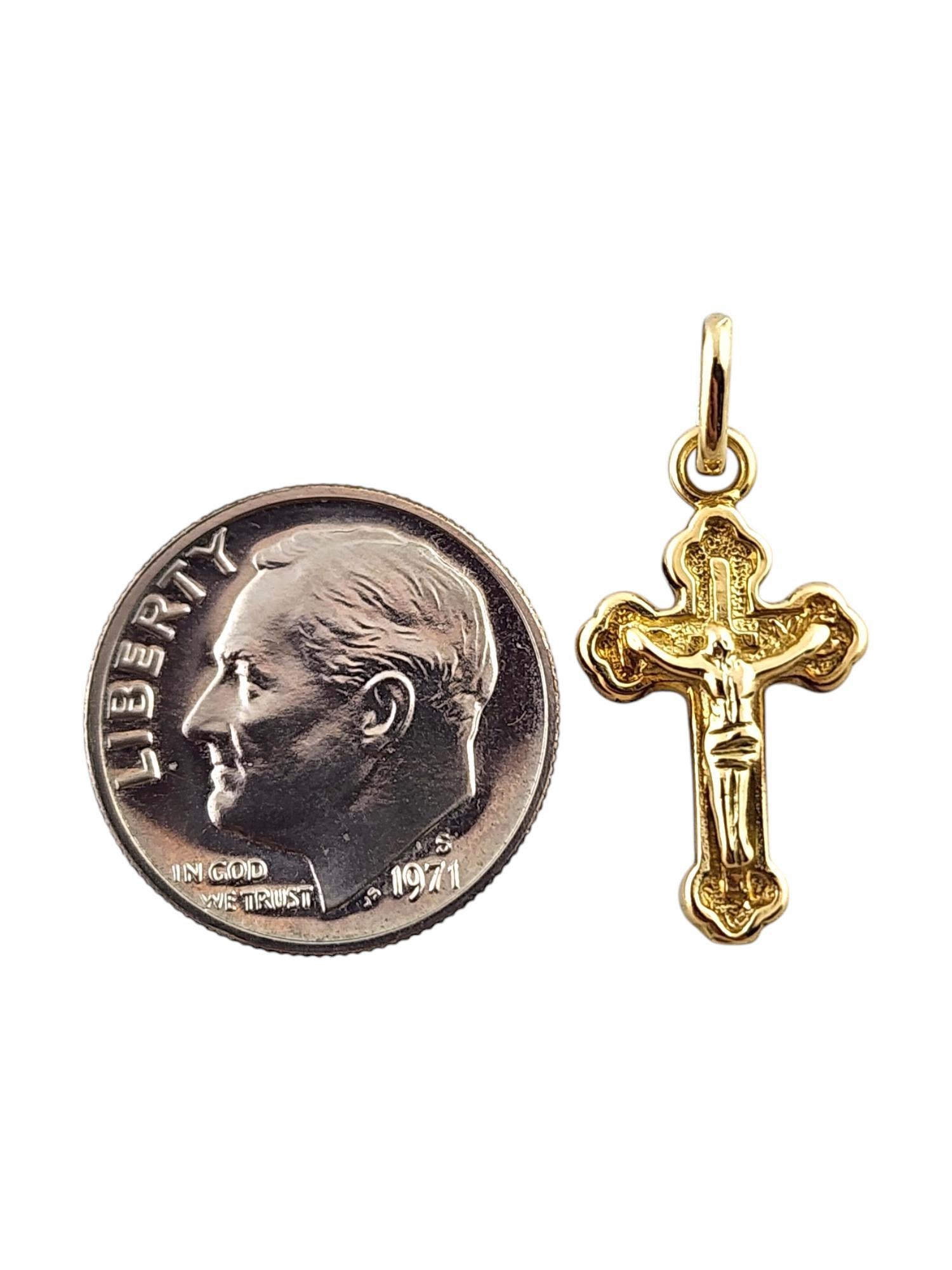 Breloque crucifix en or jaune 14 carats n° 19402 en vente 1