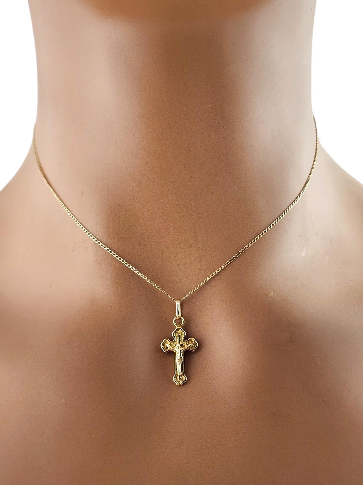 Breloque crucifix en or jaune 14 carats n° 19402 en vente 2