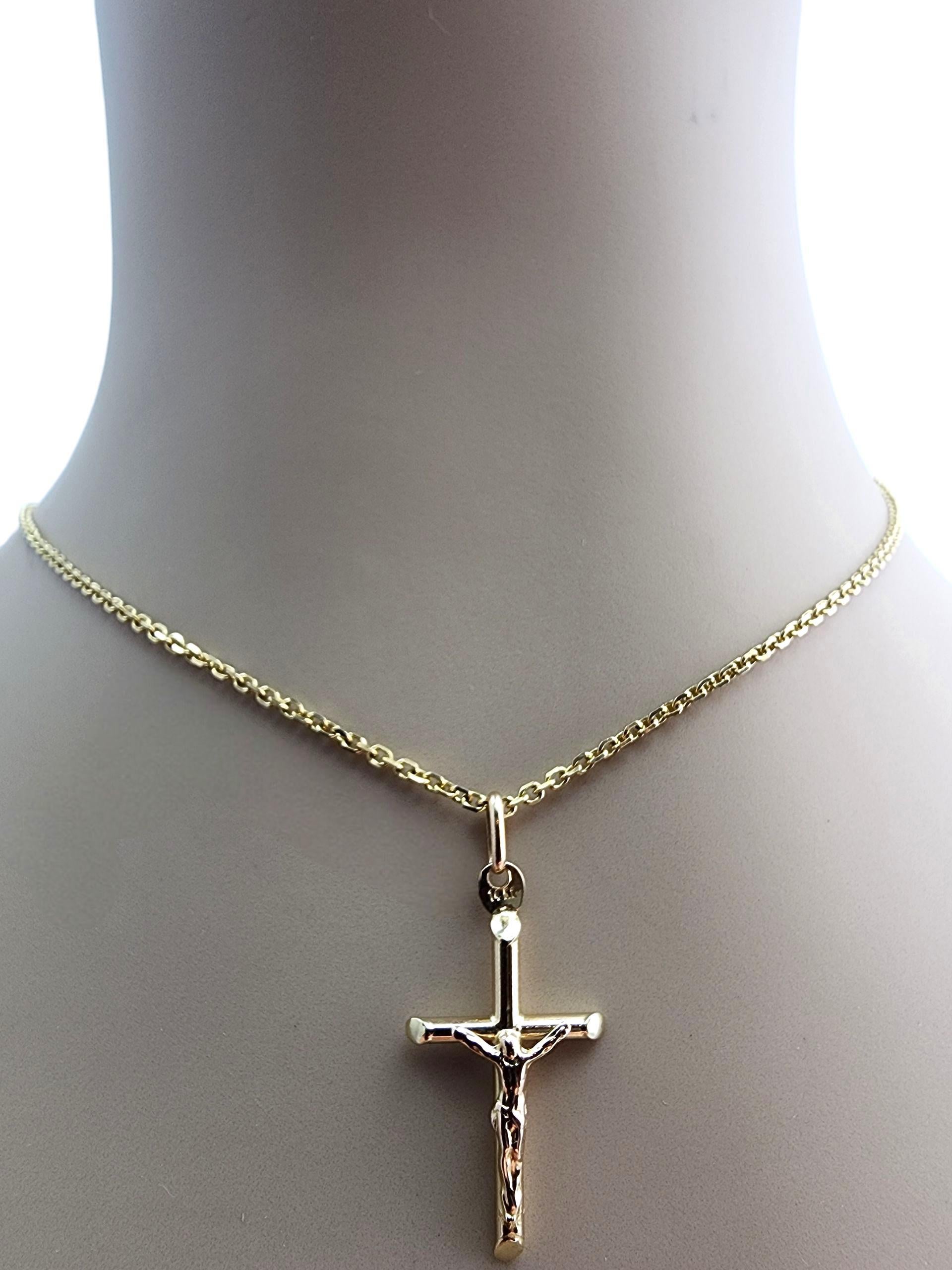 Breloque Crucifix creux en or jaune 14 carats-

Cette breloque de crucifix creux en or jaune 14 carats présente un design détaillé et classique symbolisant la foi et la dévotion. Sa finition polie lui confère un éclat radieux, ce qui en fait un
