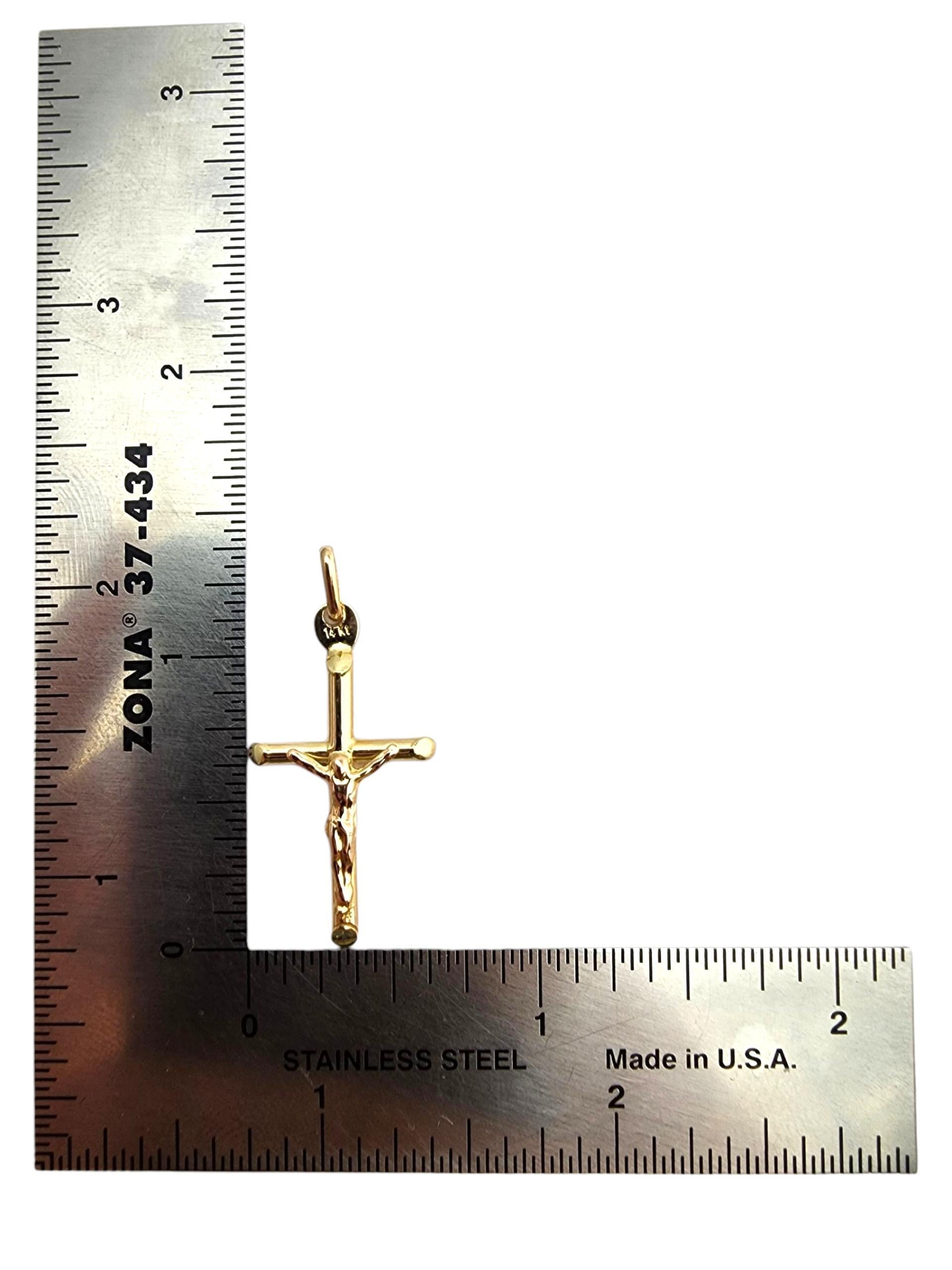 Breloque Crucifix en or jaune 14 carats #23670 Pour femmes en vente