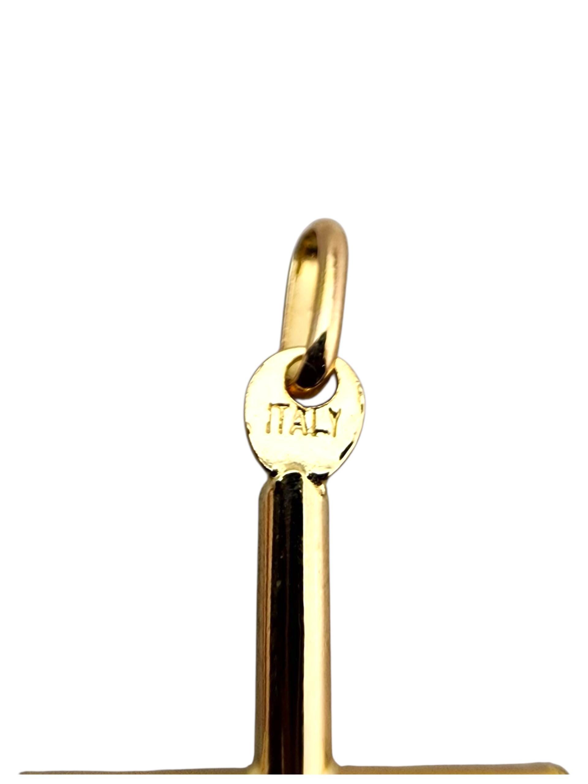 Breloque Crucifix en or jaune 14 carats #23670 en vente 1