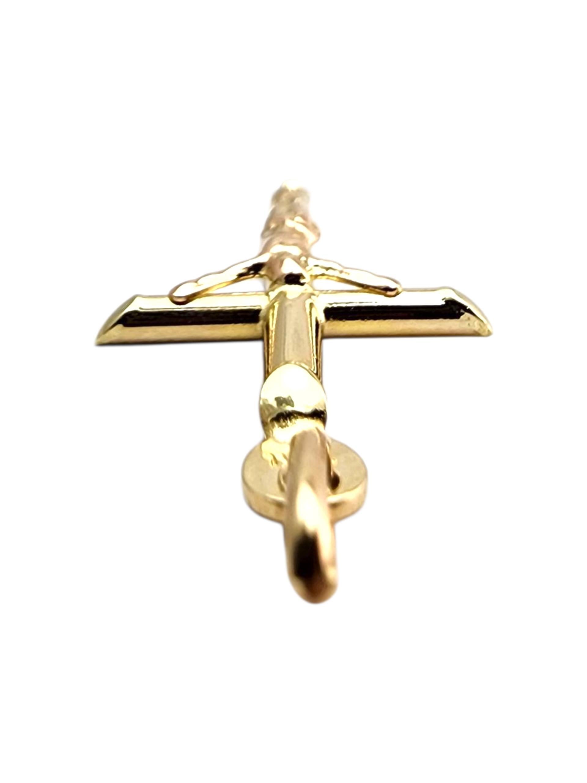 Breloque Crucifix en or jaune 14 carats #23670 en vente 2