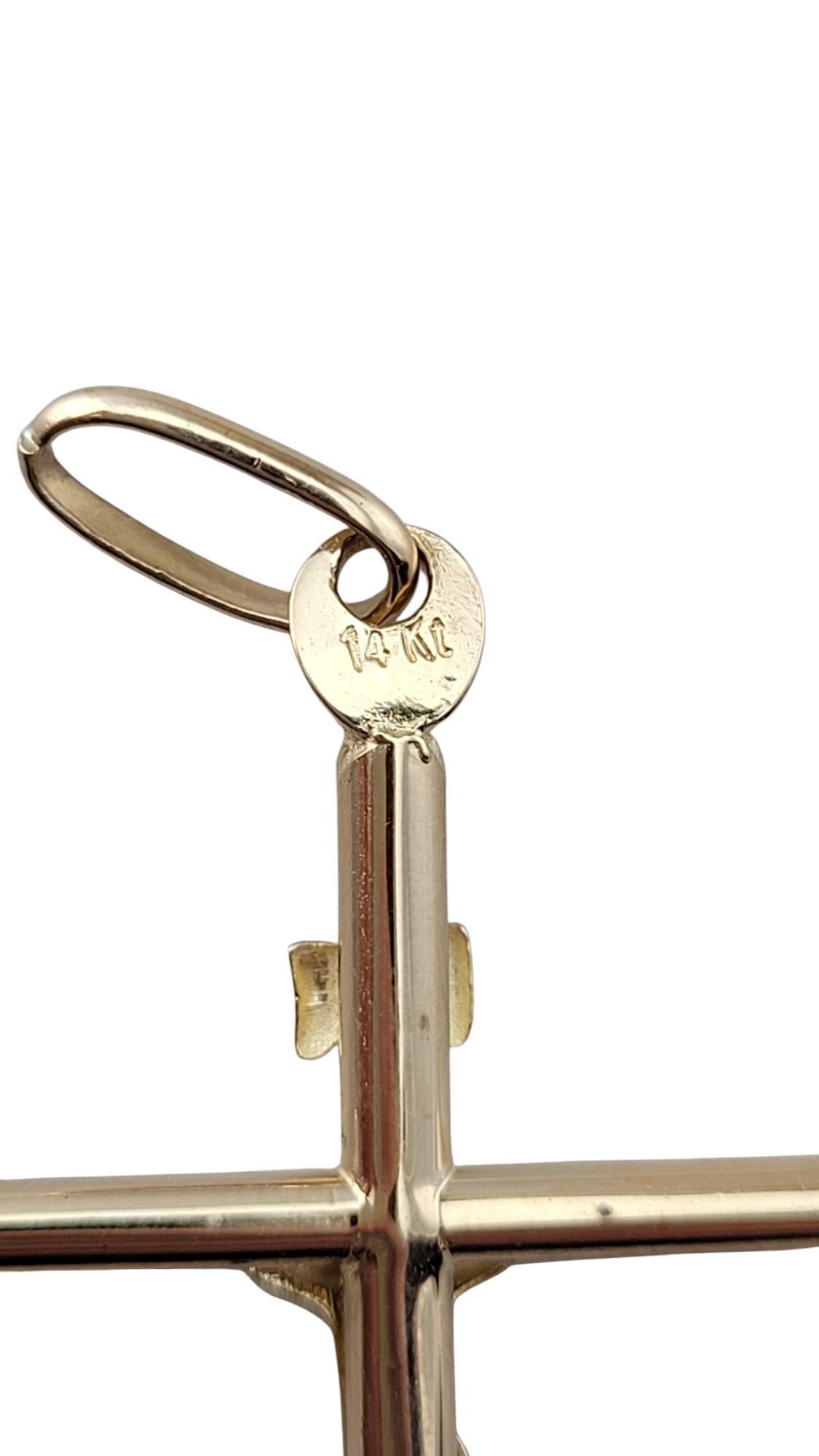 Pendentif Crucifix #20903 en or jaune 14 carats en vente 3