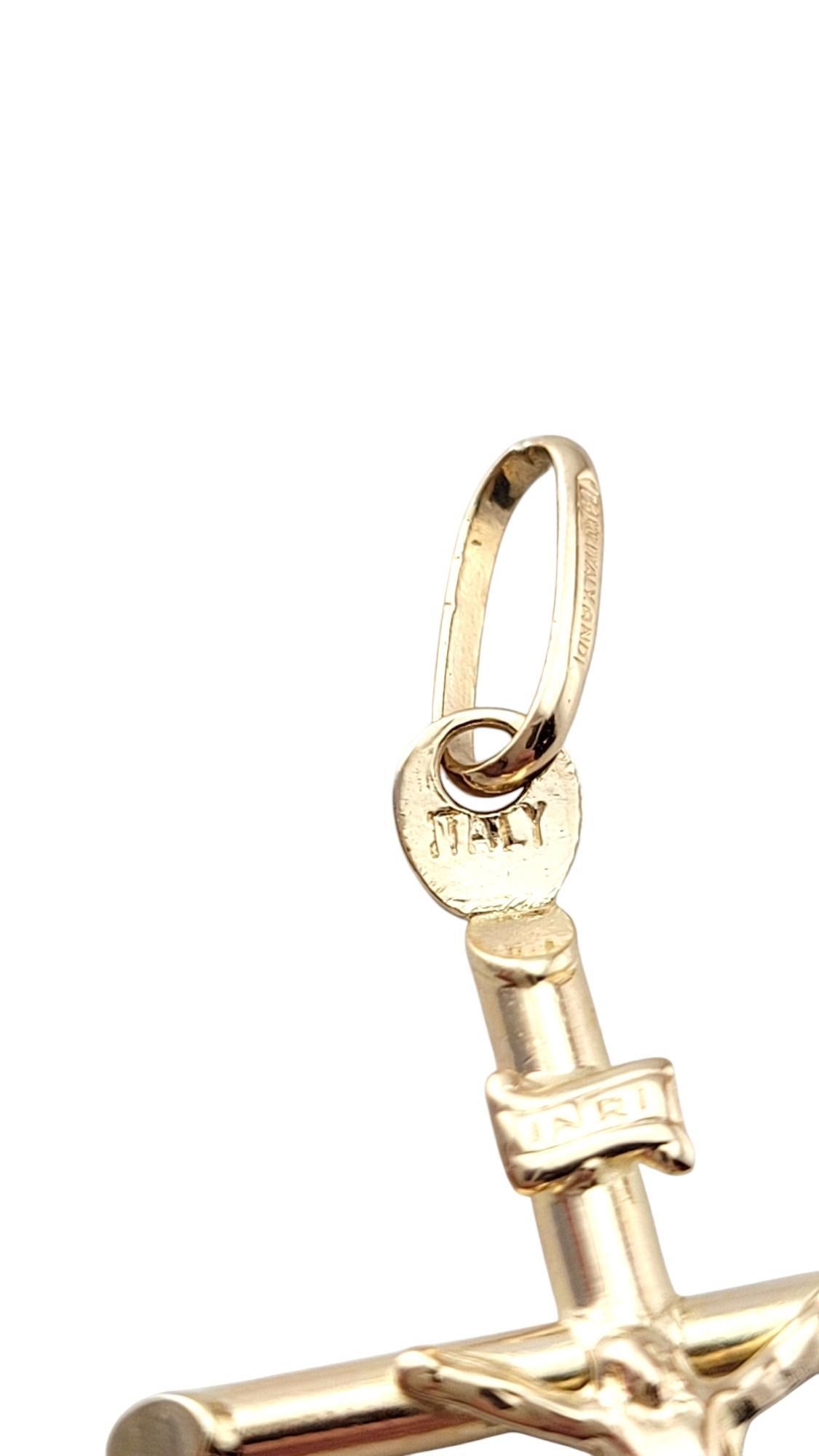 Pendentif Crucifix #20903 en or jaune 14 carats en vente 4