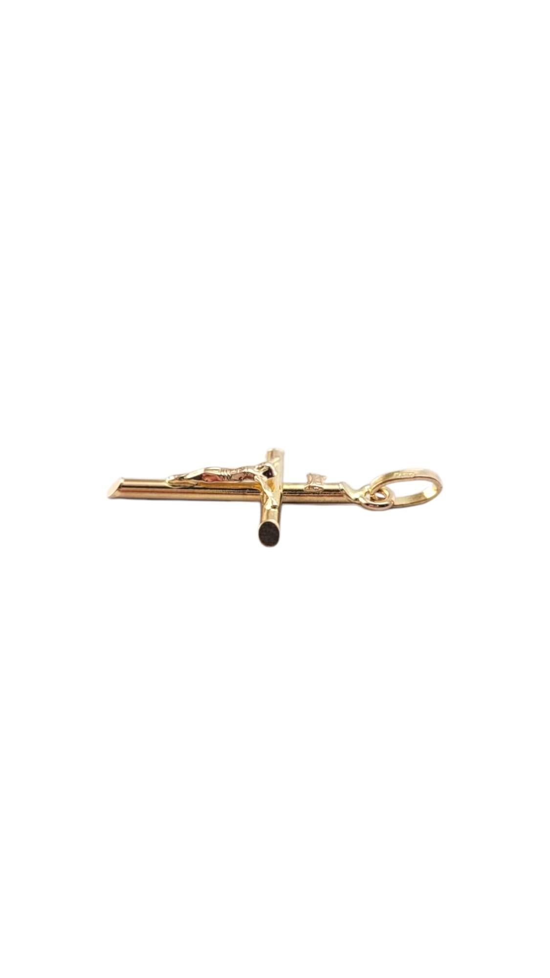 Pendentif Crucifix en or jaune 14 carats #21328 Pour femmes en vente