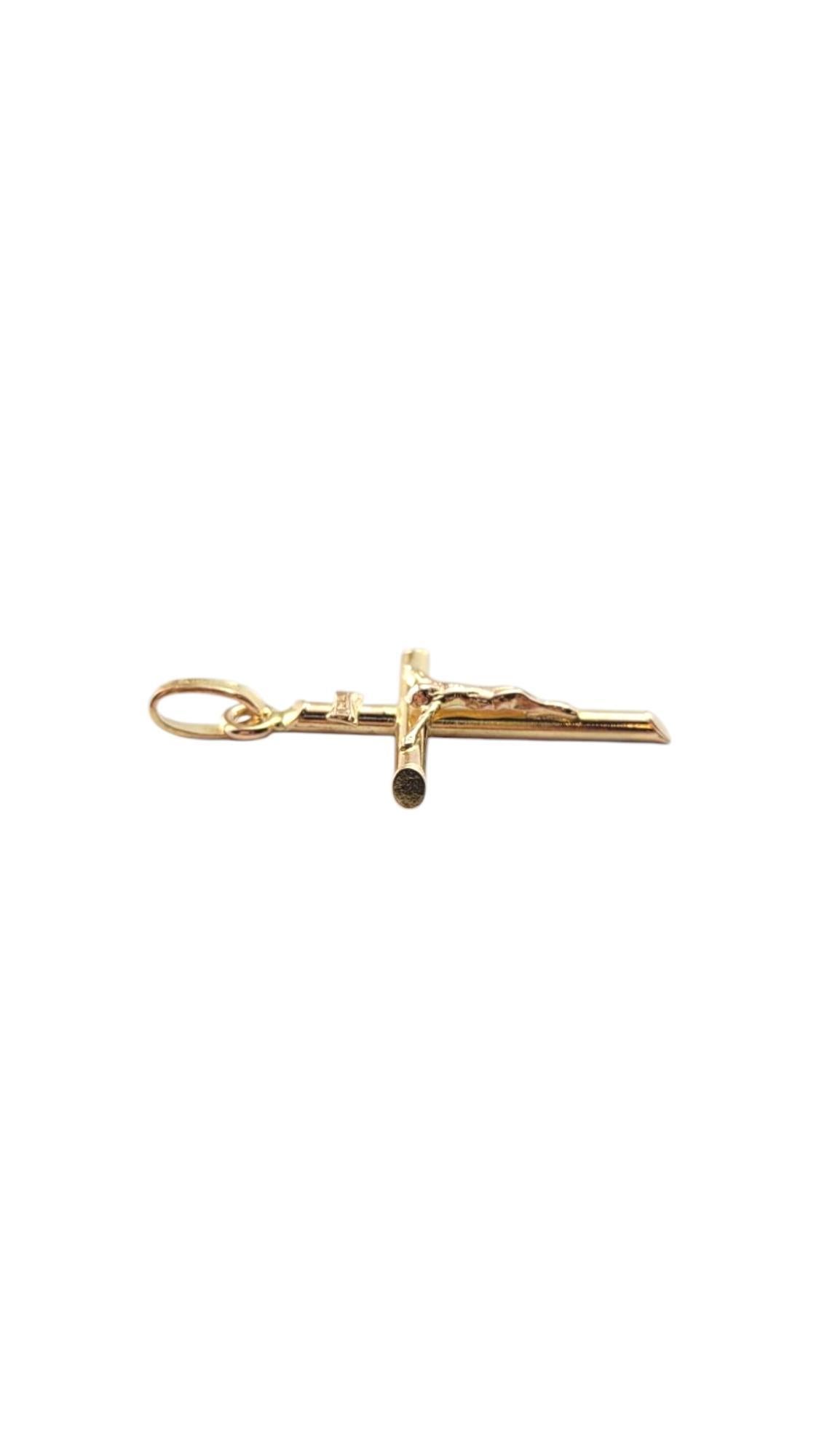 Pendentif Crucifix en or jaune 14 carats #21328 en vente 2