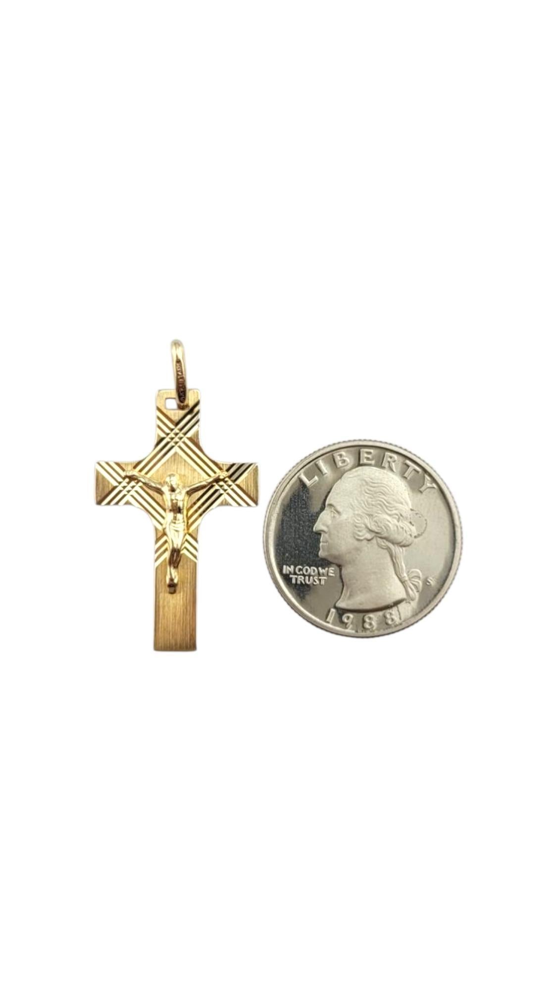 Pendentif Crucifix en or jaune 14 carats #22261 en vente 4