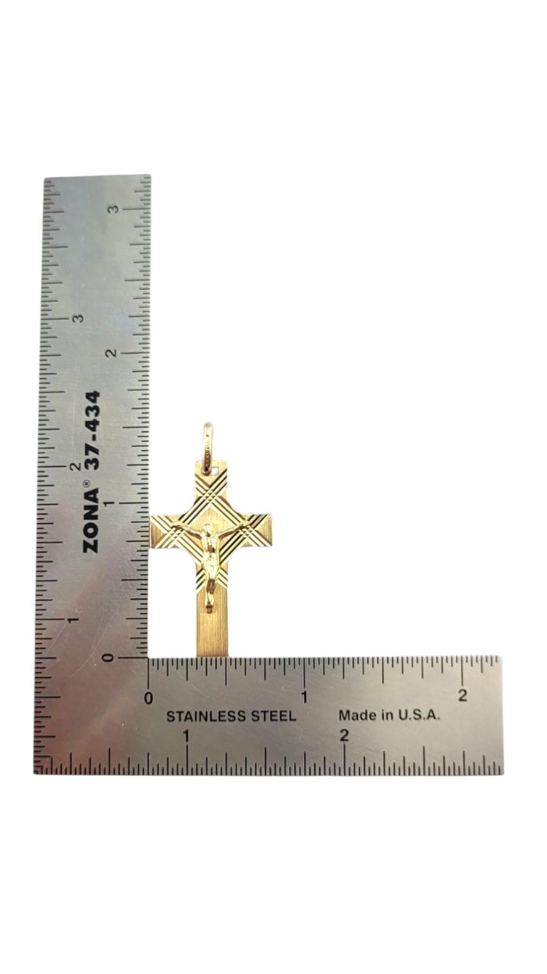 Pendentif Crucifix en or jaune 14 carats #22261 en vente 5