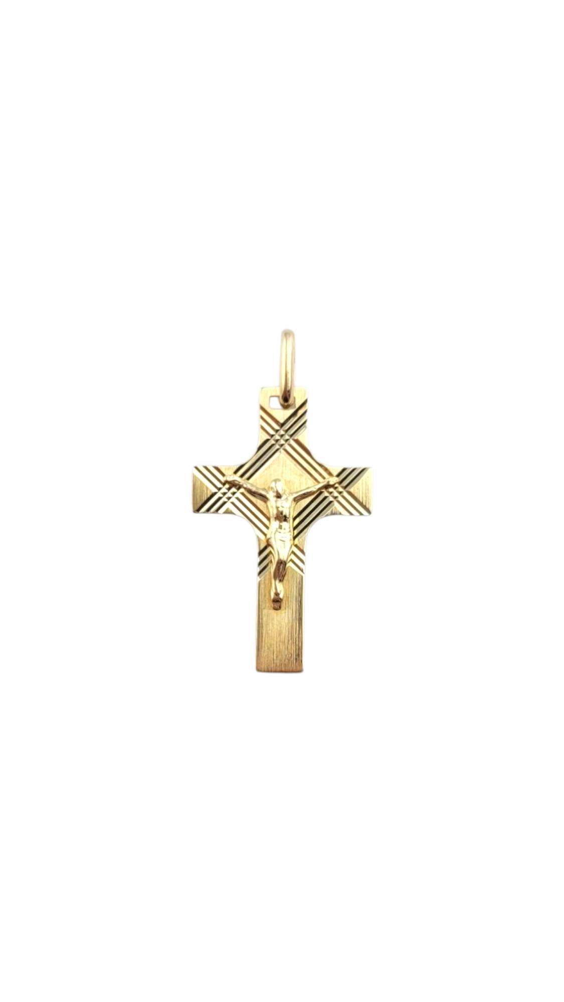 Pendentif Crucifix en or jaune 14 carats #22261 en vente