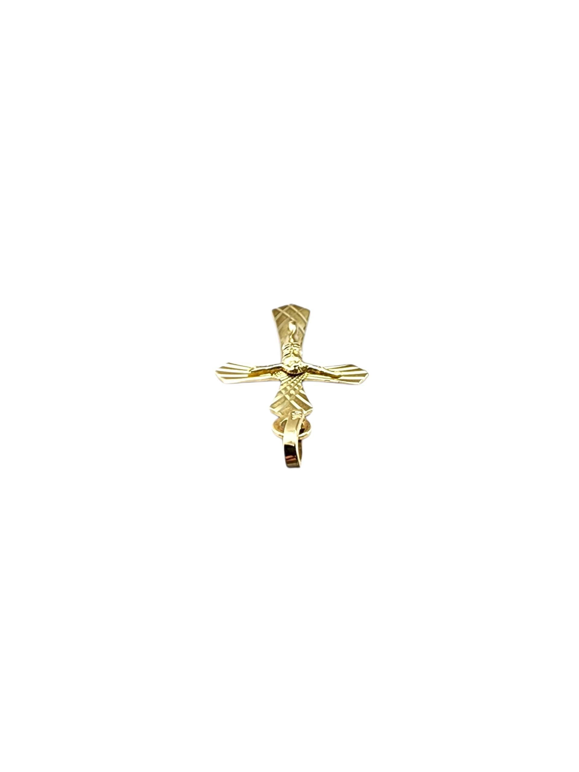Pendentif Crucifix en or jaune 14 carats #23074 Pour femmes en vente