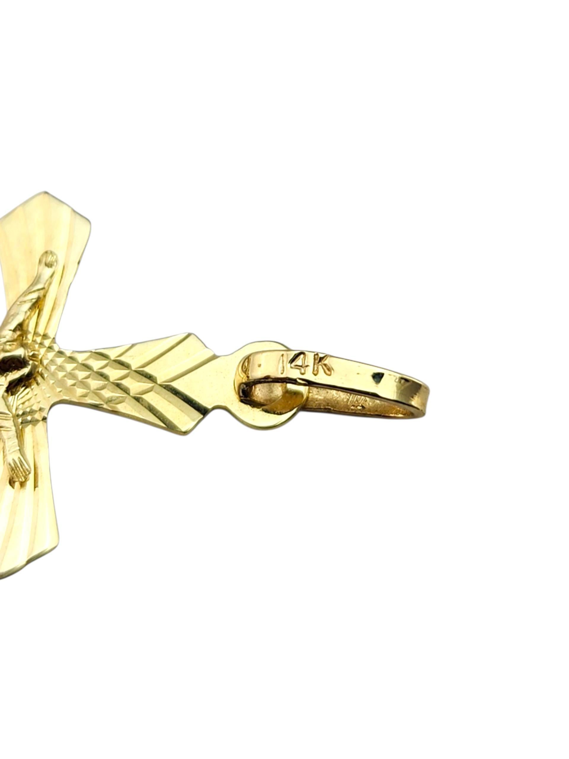Pendentif Crucifix en or jaune 14 carats #23074 en vente 2