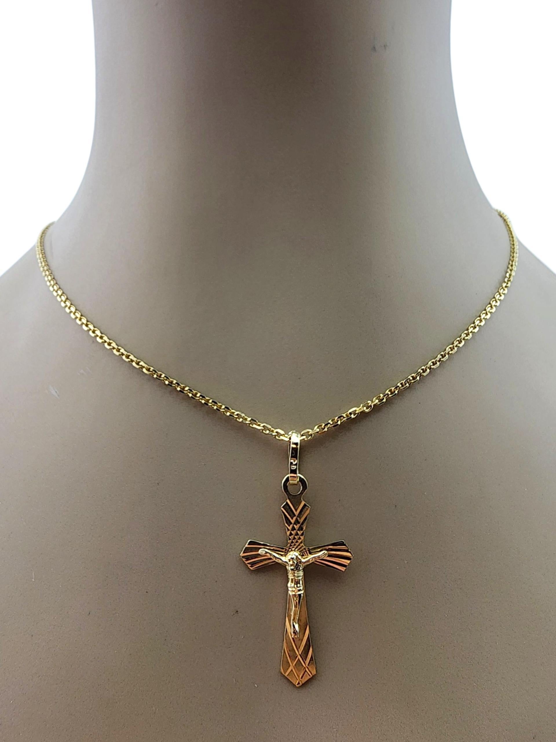 Pendentif Crucifix en or jaune 14 carats #23074 en vente 4