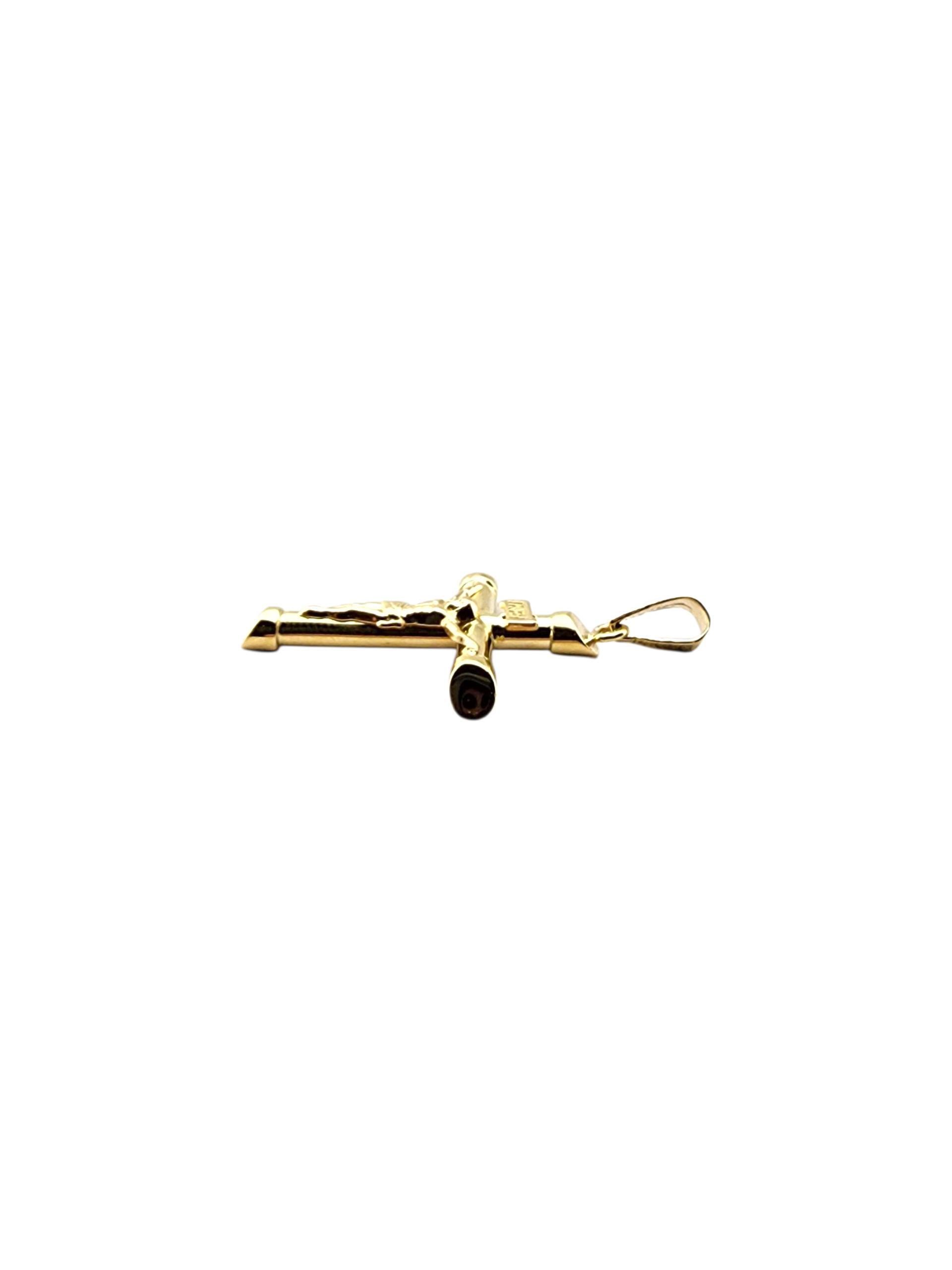Ciondolo a forma di crocifisso in oro giallo 14 carati.

Questo ciondolo a forma di crocifisso in oro giallo 14 carati presenta una finitura lucida e un design dettagliato della croce con la figura di Cristo. Un simbolo tradizionale di fede e