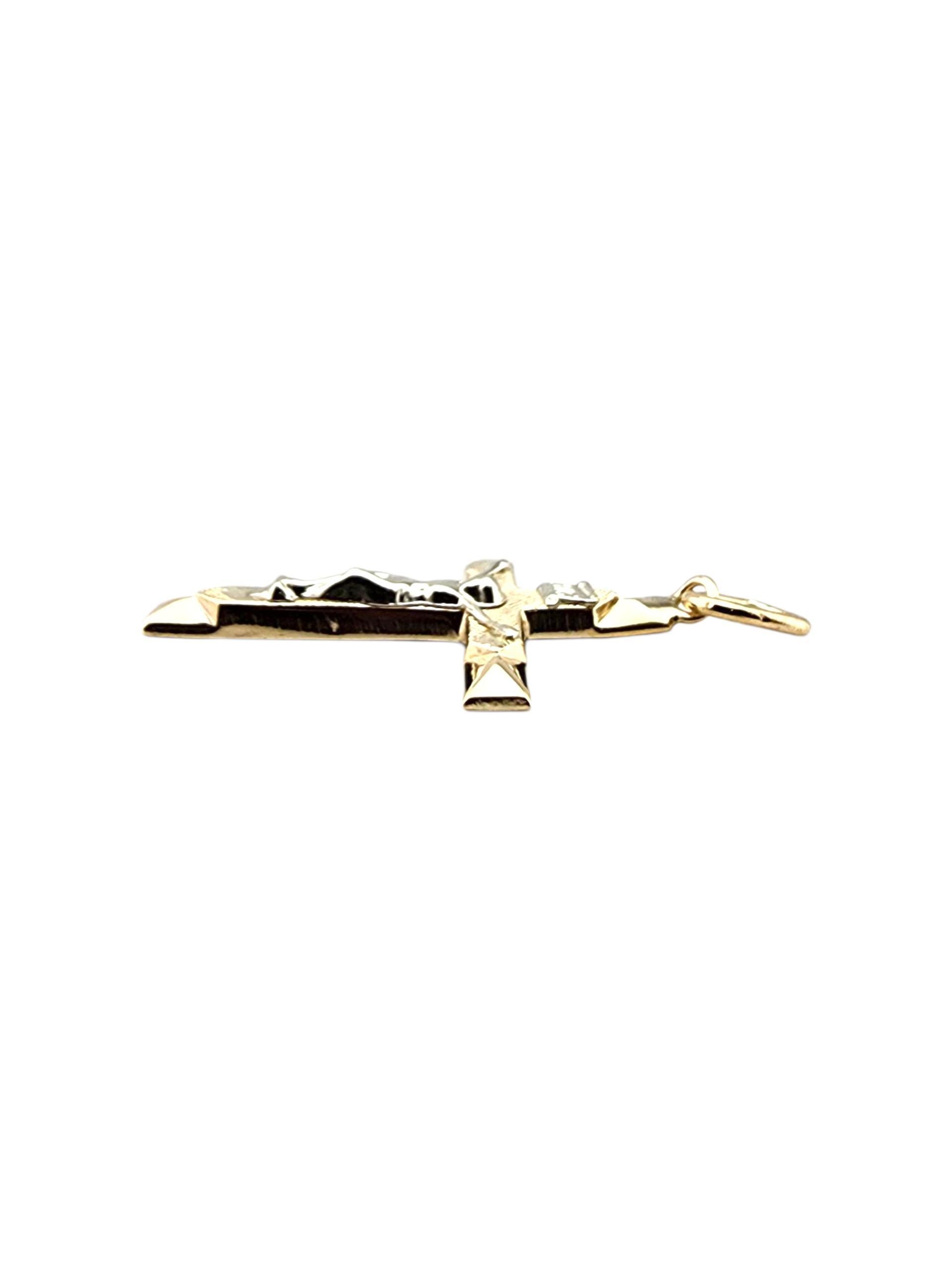 Pendentif crucifix en or jaune 14 carats

Ce pendentif crucifix en or jaune 14 carats brille d'une dévotion classique, une pièce significative qui apporte une foi et une élégance intemporelles à toute collection.

Poinçon : OB 14K

Poids : 0,8 g/