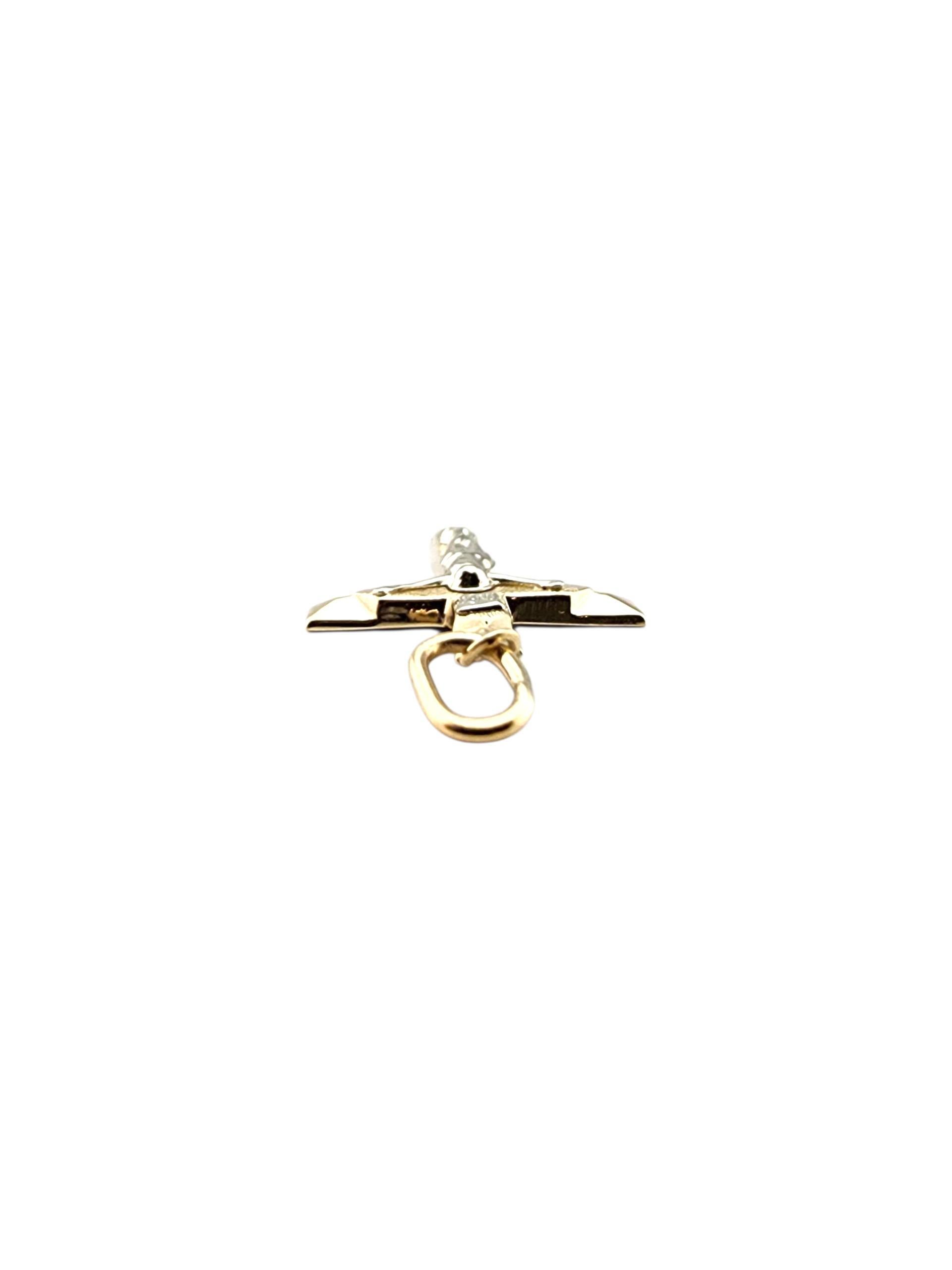 Pendentif Crucifix en or jaune 14 carats #23284 Pour femmes en vente