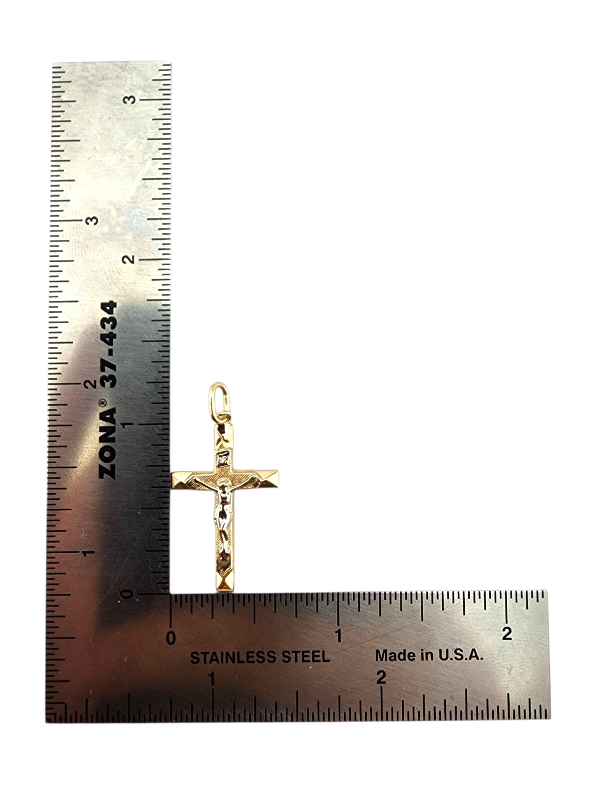 Pendentif Crucifix en or jaune 14 carats #23284 en vente 3