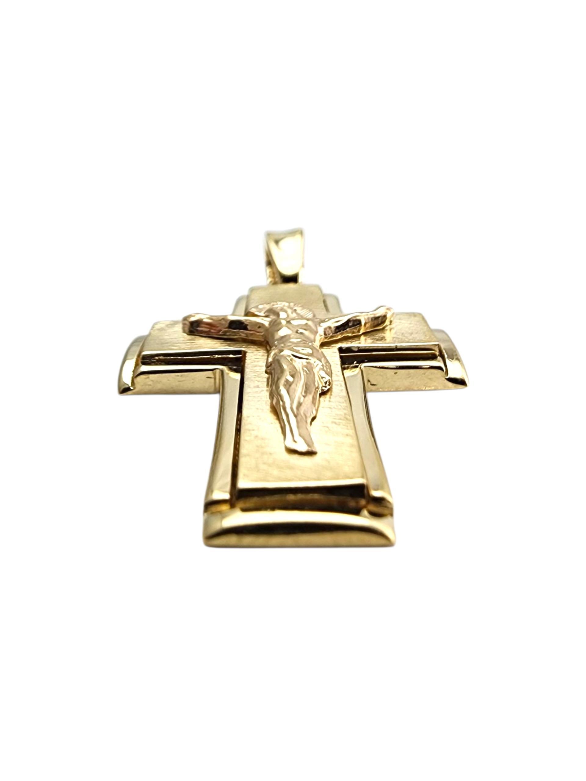 Pendentif crucifix en or jaune 14 carats

Ce pendentif crucifix en or jaune 14 carats présente un motif magnifiquement détaillé qui représente la foi et la dévotion. Sa finition polie lui confère un éclat radieux, ce qui en fait une pièce