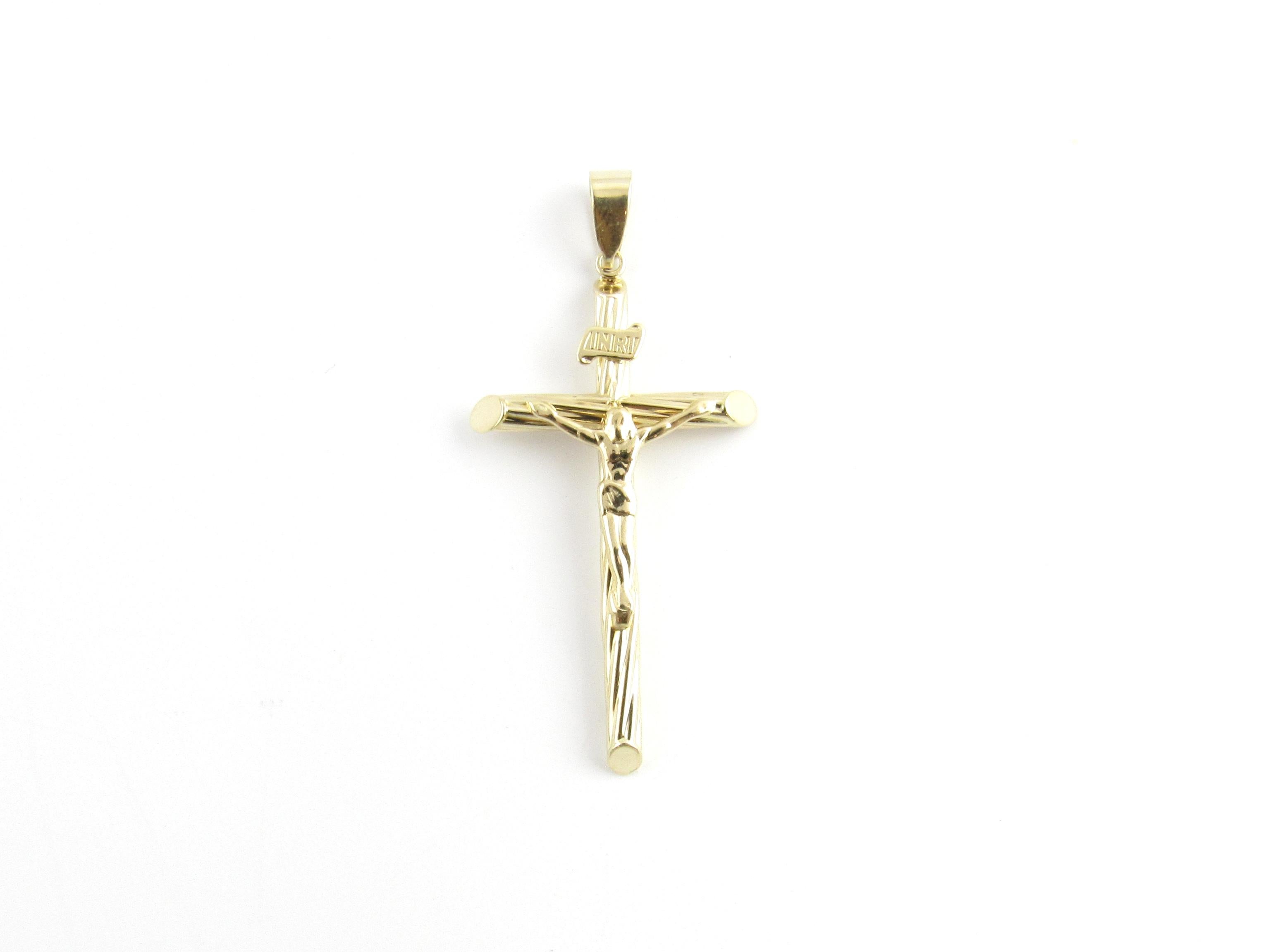 Vintage 14 Karat Yellow Gold Crucifix Pendant

This elegant pendant features a lovely crucifix crafted in beautifully detailed 14K yellow gold.

Size: 45 mm x 25 mm

Weight: 1.1 dwt. / 1.8 gr.

Stamped: 14K

Very good condition, professionally