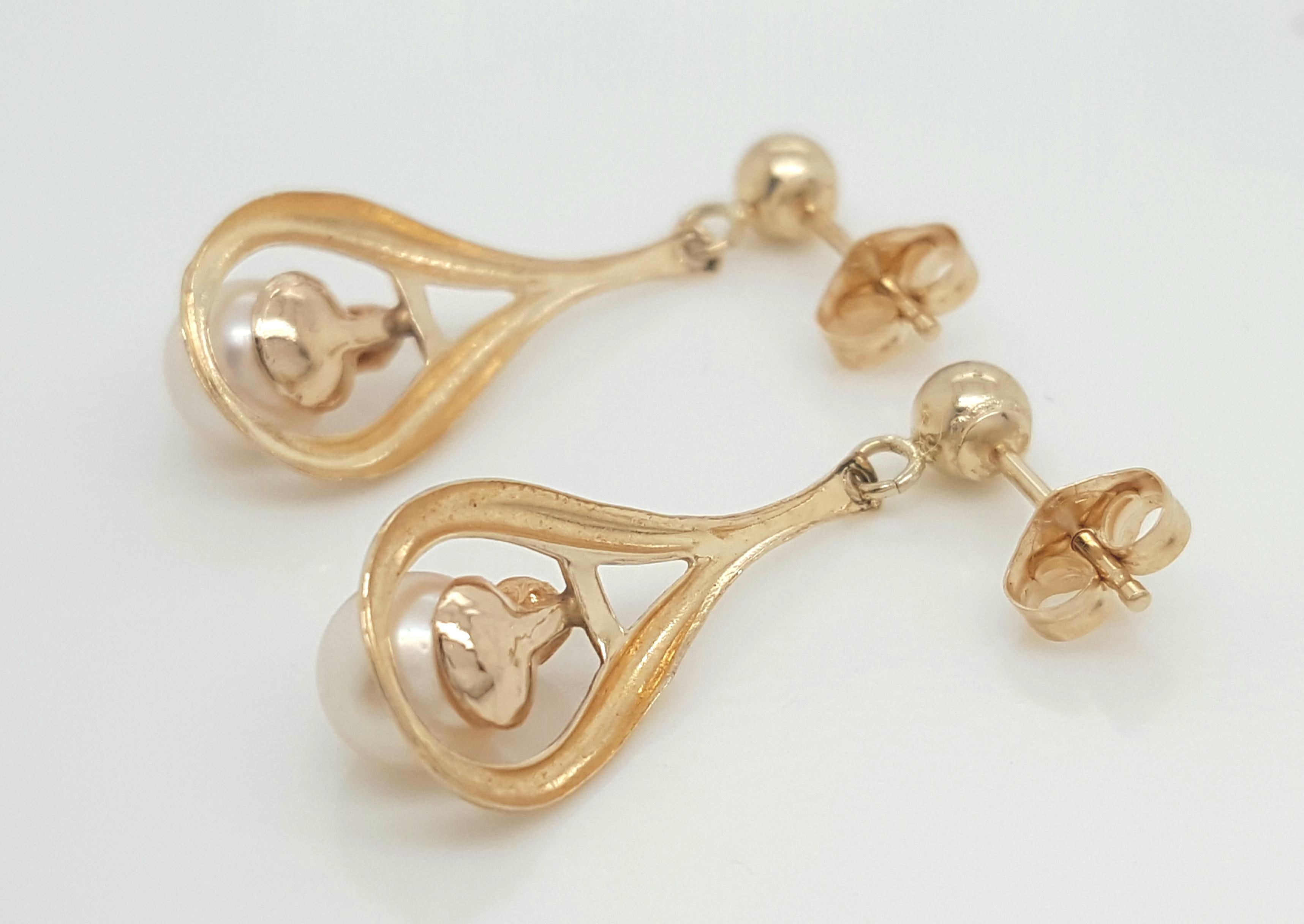 14 Karat Yellow Gold Cultured Akoya Pearl Dangle Earrings In Good Condition For Sale In Addison, TX